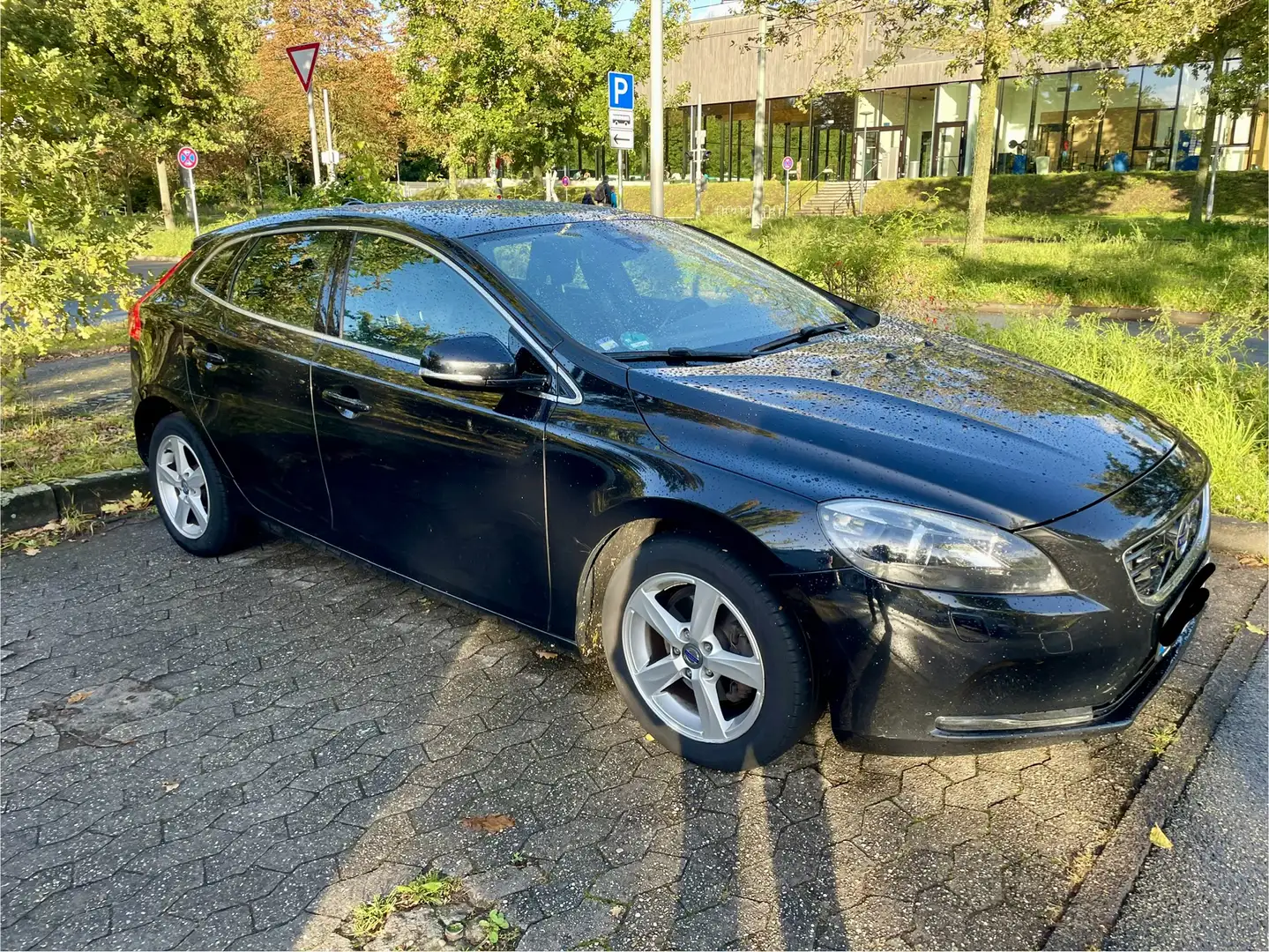 Volvo V40 Momentum Schwarz - 2