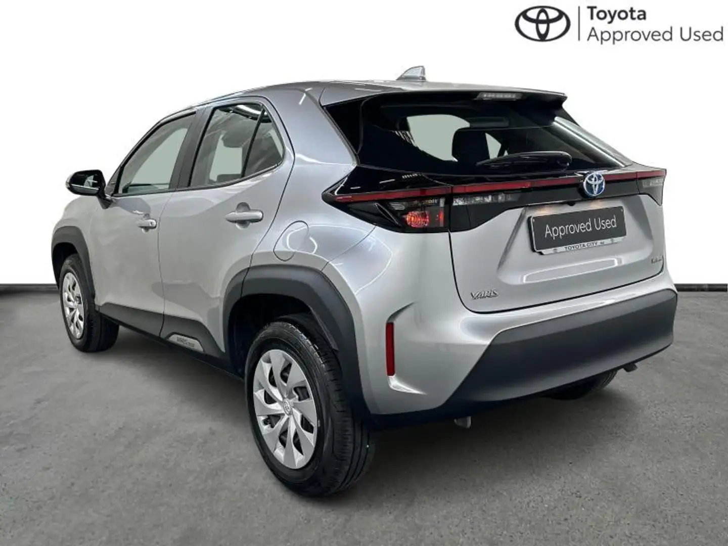 Toyota Yaris Cross Dynamic & CARPLAY Серебристый - 2