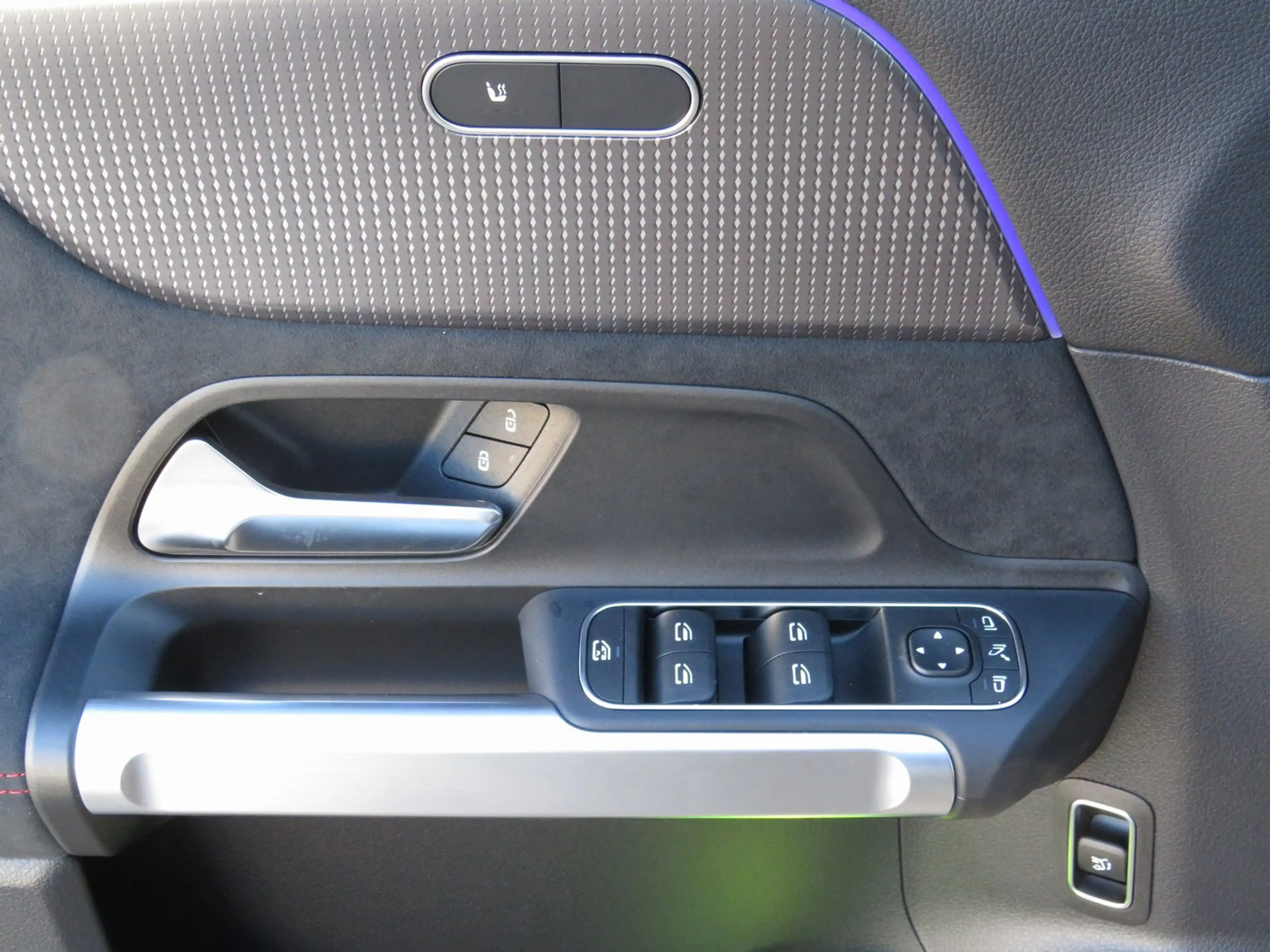 Mercedes-Benz EQB 300 4M AMG Night LED 360° Totwinkel — photo 14