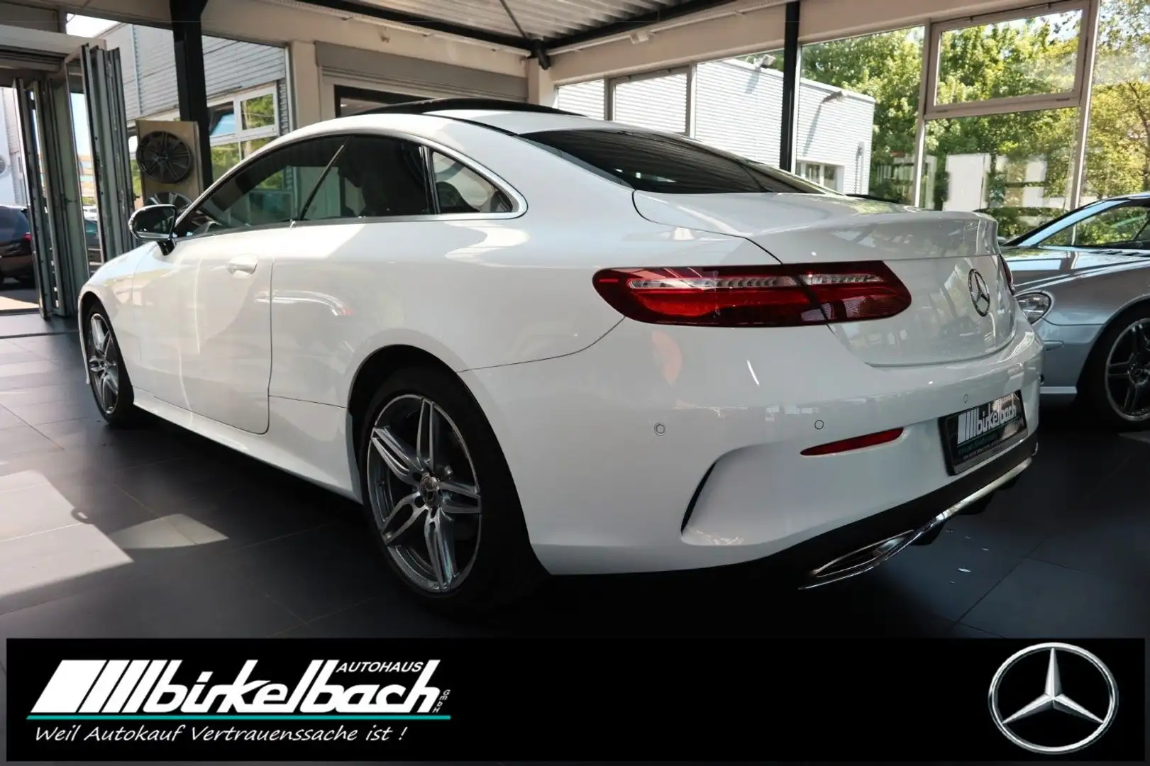 Mercedes-Benz E 300 Coupe AMG Pano Burm. Multibeam Distronic Wit - 2