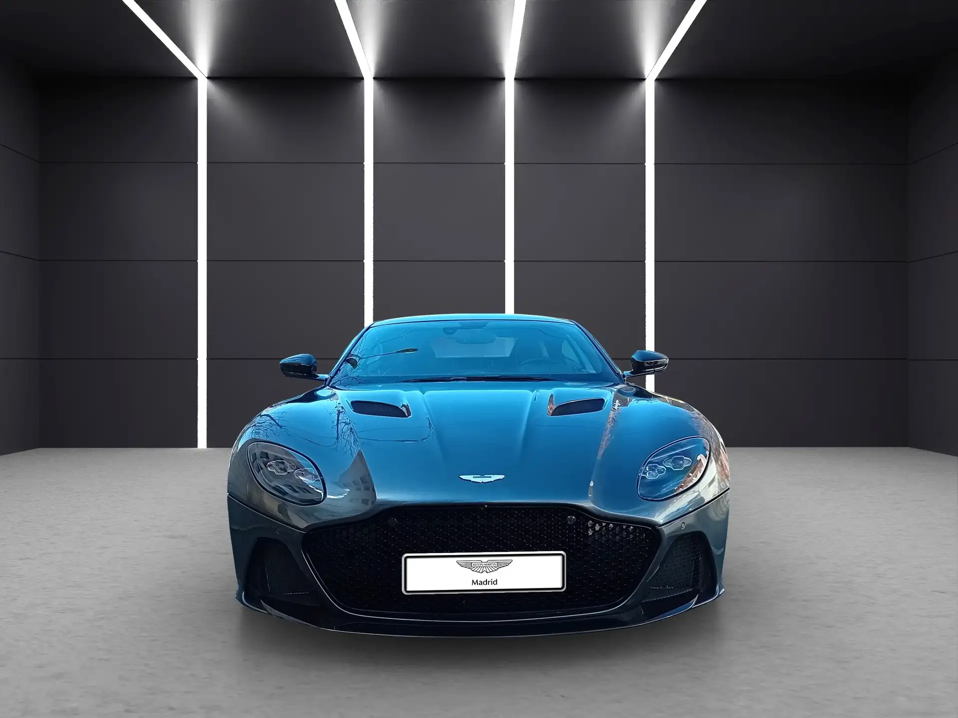애스턴마틴 DBS Coupe 2019 실버 사진 2