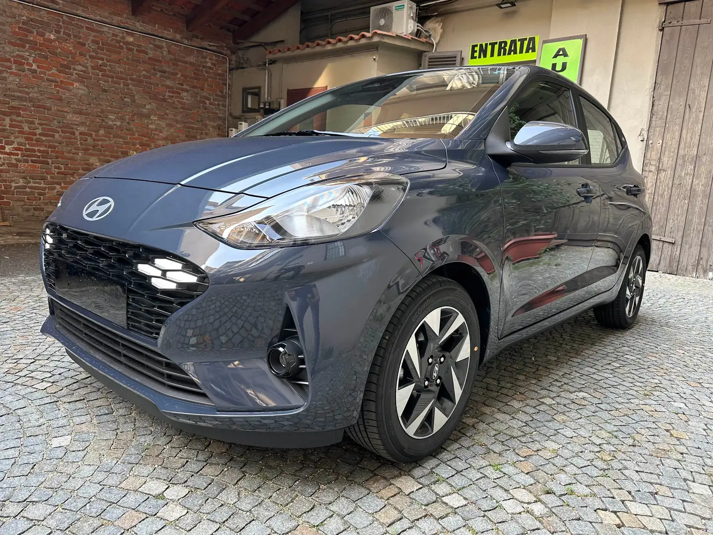 Hyundai i10 1.0 CONNECTLINE MY24 *SCHERMO TOUCH-APPLE/ANDROID Grau - 1