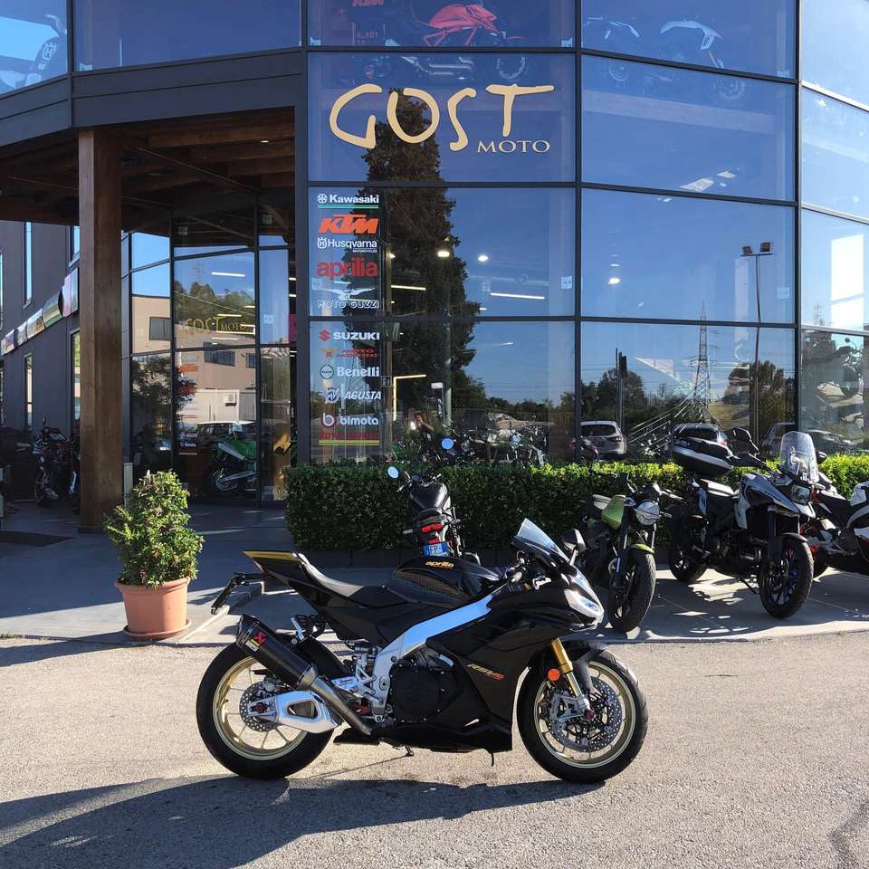 Aprilia RSV4 Factory