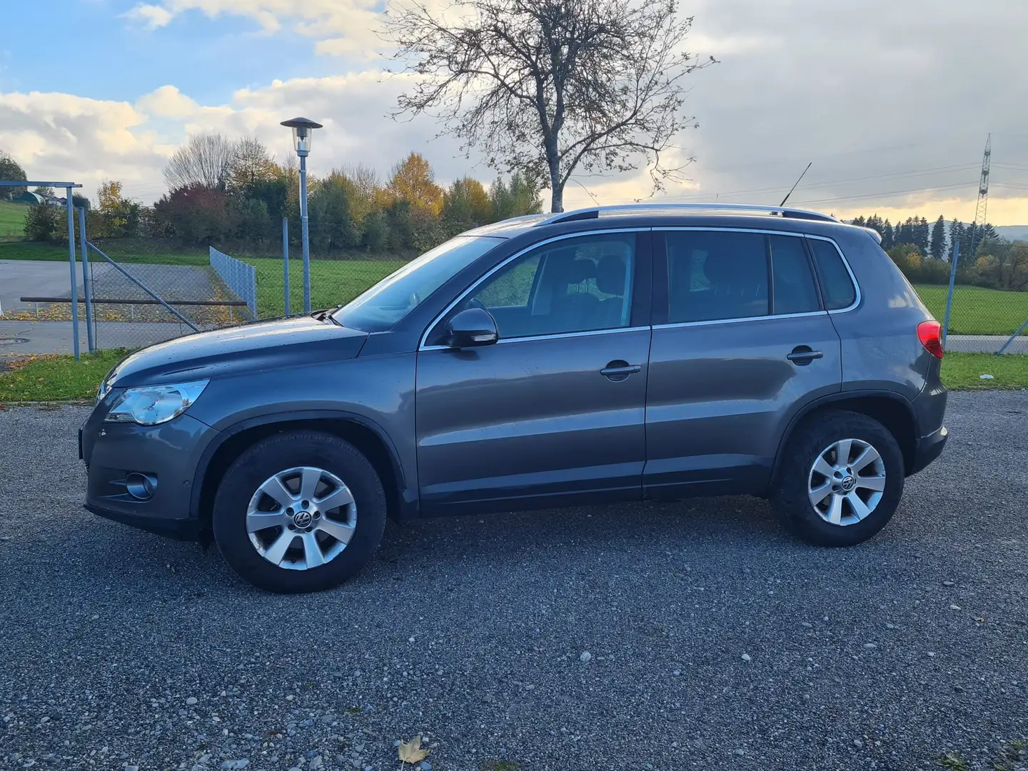 Volkswagen Tiguan Sport, 8 fach bereift, Pannoramaschiebedach, AHK Grau - 1