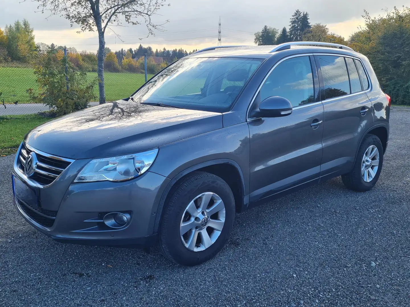 Volkswagen Tiguan Sport, 8 fach bereift, Pannoramaschiebedach, AHK Grau - 2
