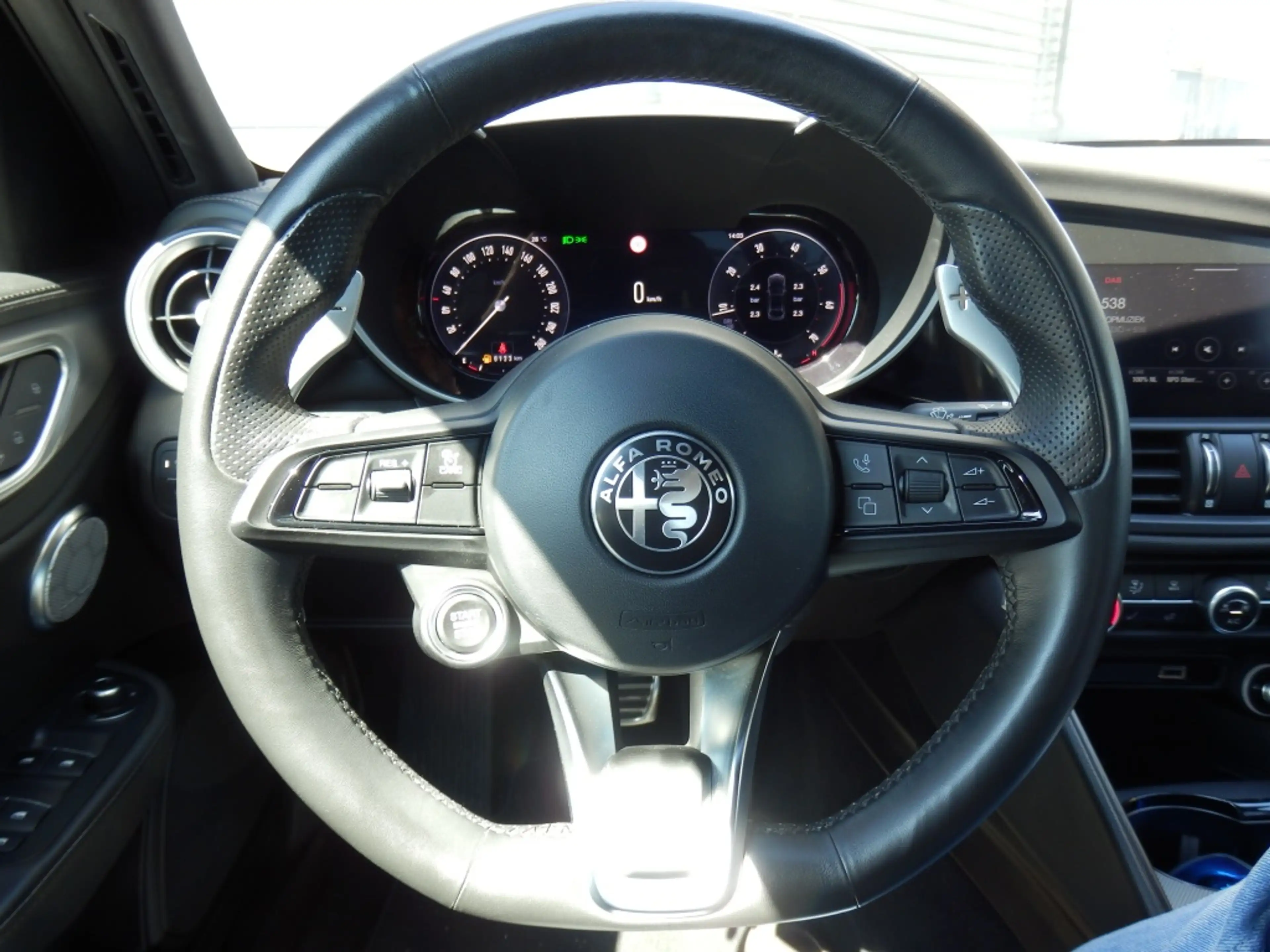 Alfa Romeo Giulia 2.0 T GME AWD Veloce — photo 13