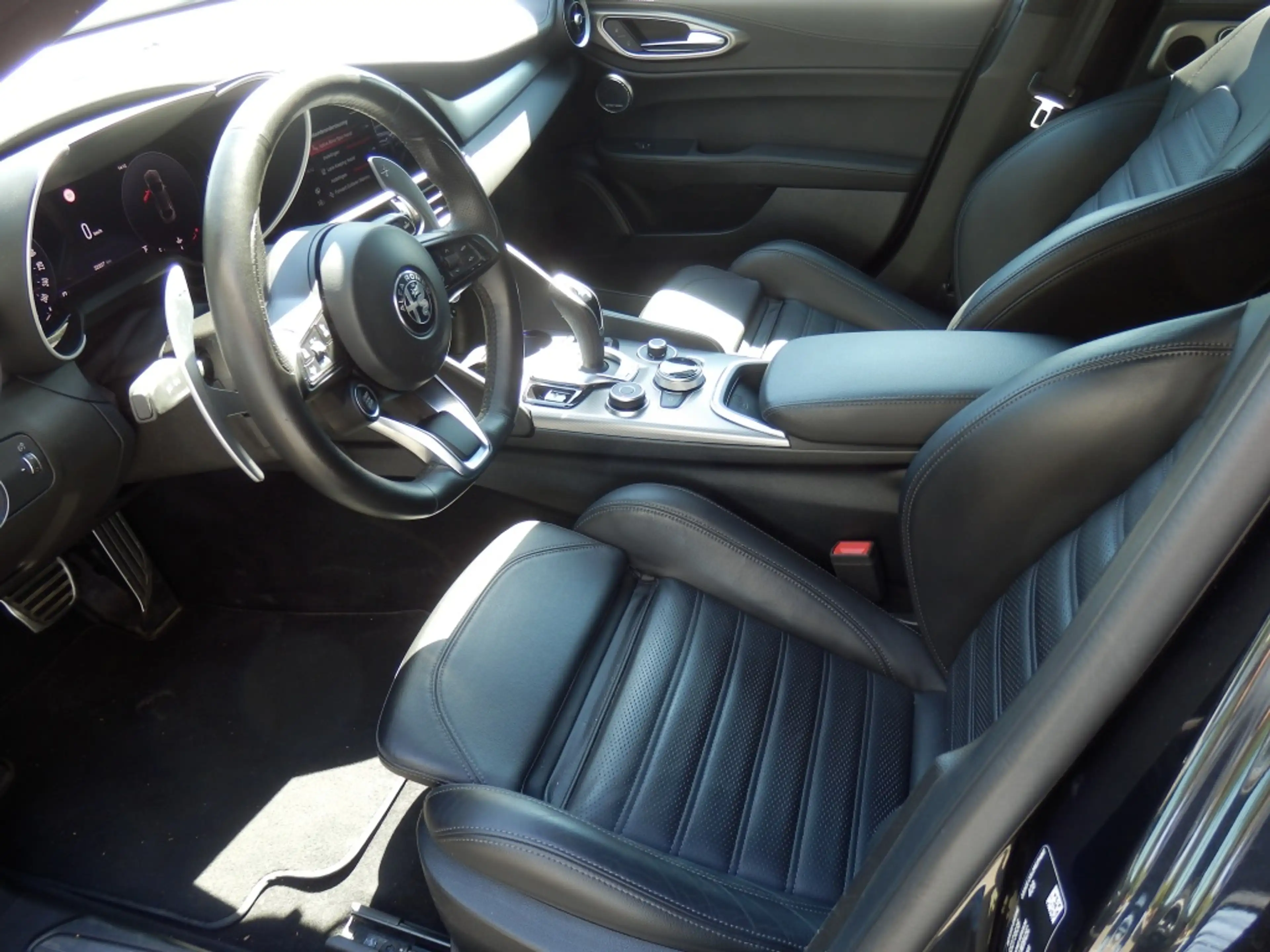 Alfa Romeo Giulia 2.0 T GME AWD Veloce — photo 6