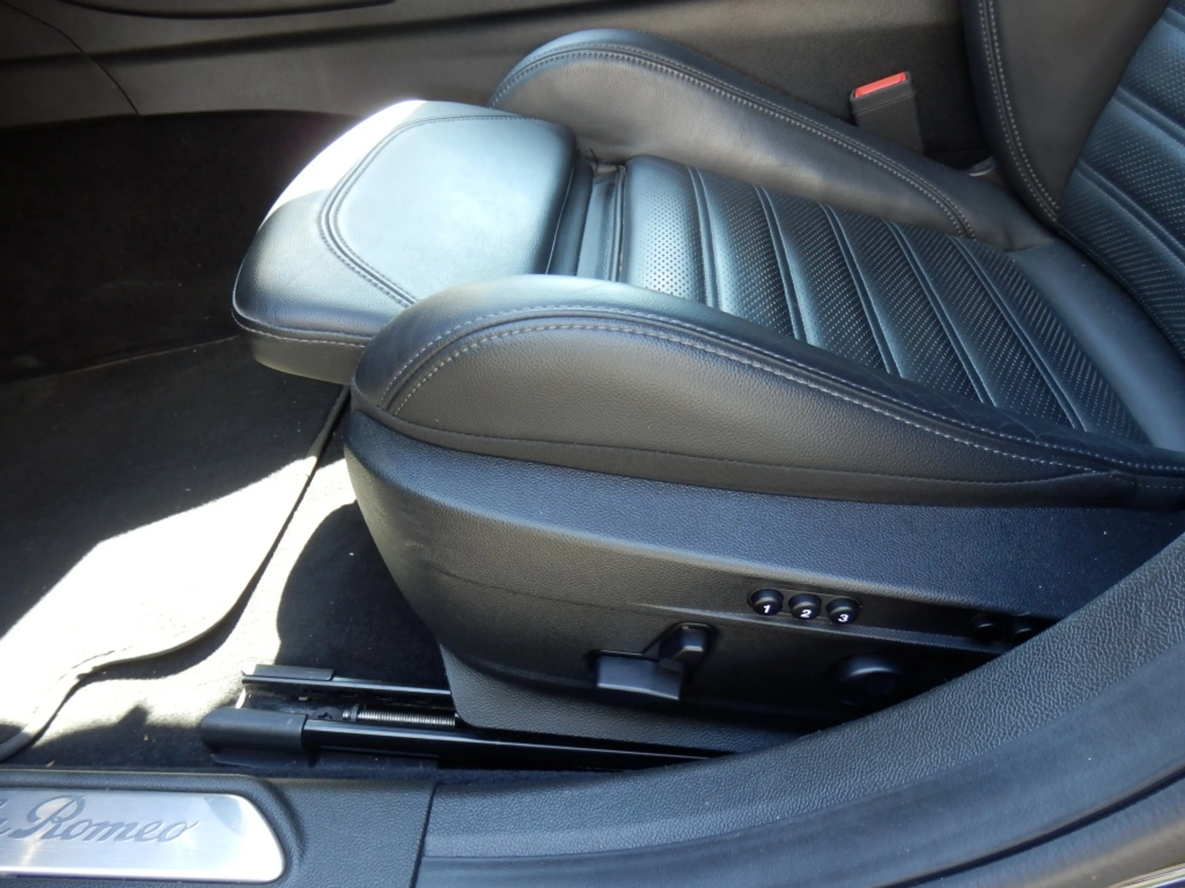 Alfa Romeo Giulia 2.0 T GME AWD Veloce — photo 8