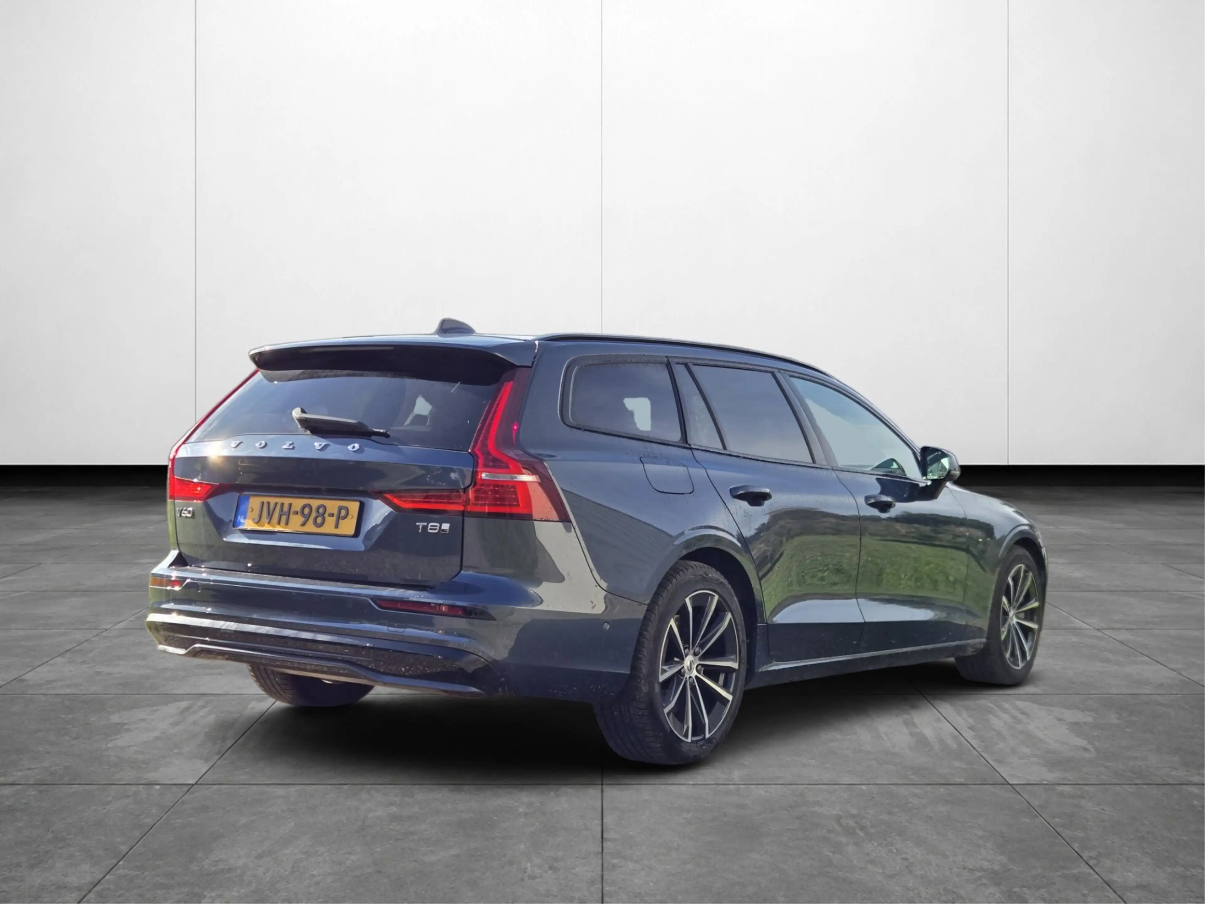 Volvo V60 2.0 T8 Plug-in hybrid AWD Plus Dark | Trekhaak | 3 — photo 2