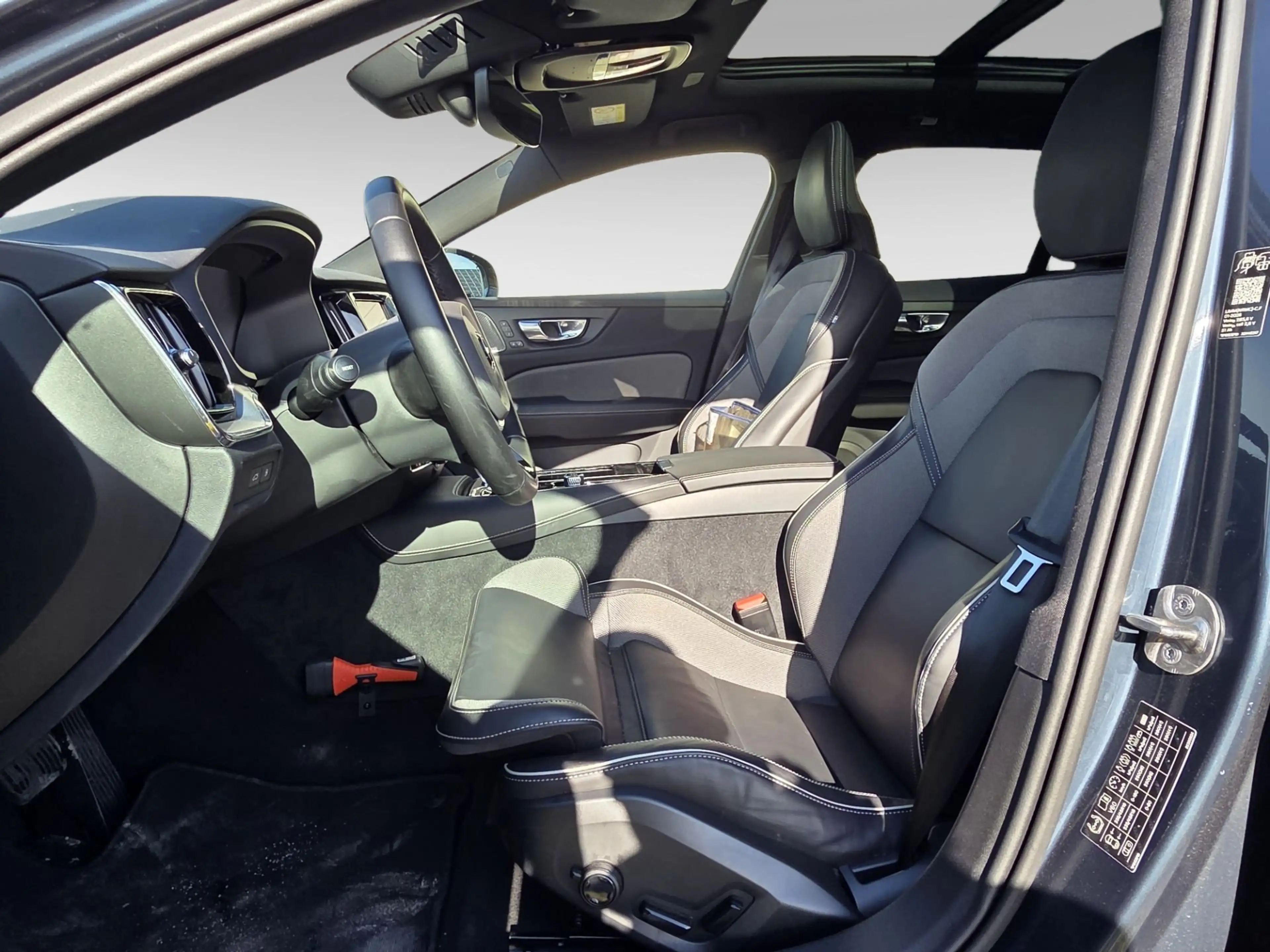 Volvo V60 2.0 T8 Plug-in hybrid AWD Plus Dark | Trekhaak | 3 — photo 5