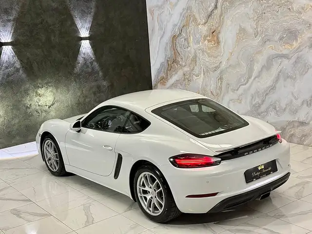 Porsche 718 view 12