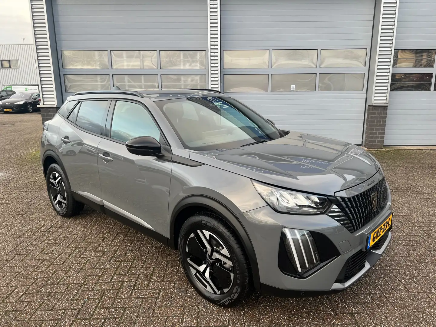 Peugeot 2008 1.2 Hybrid 136PK Allure | Automaat | Navigatie | A Grijs - 2