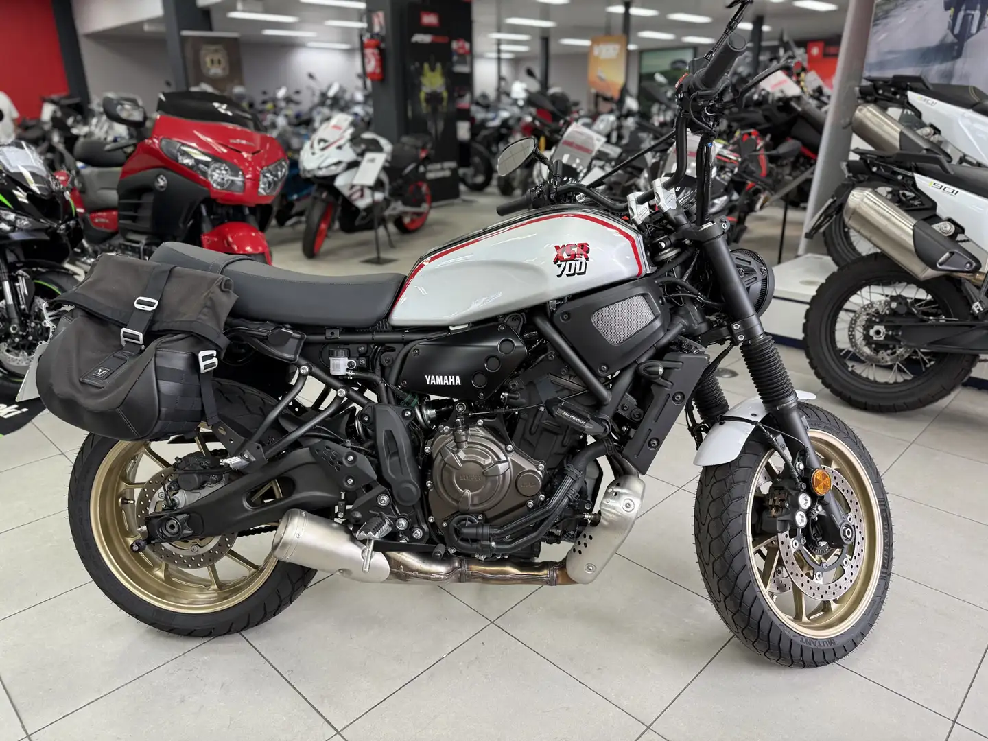 Yamaha XSR 700 Ezüst - 1
