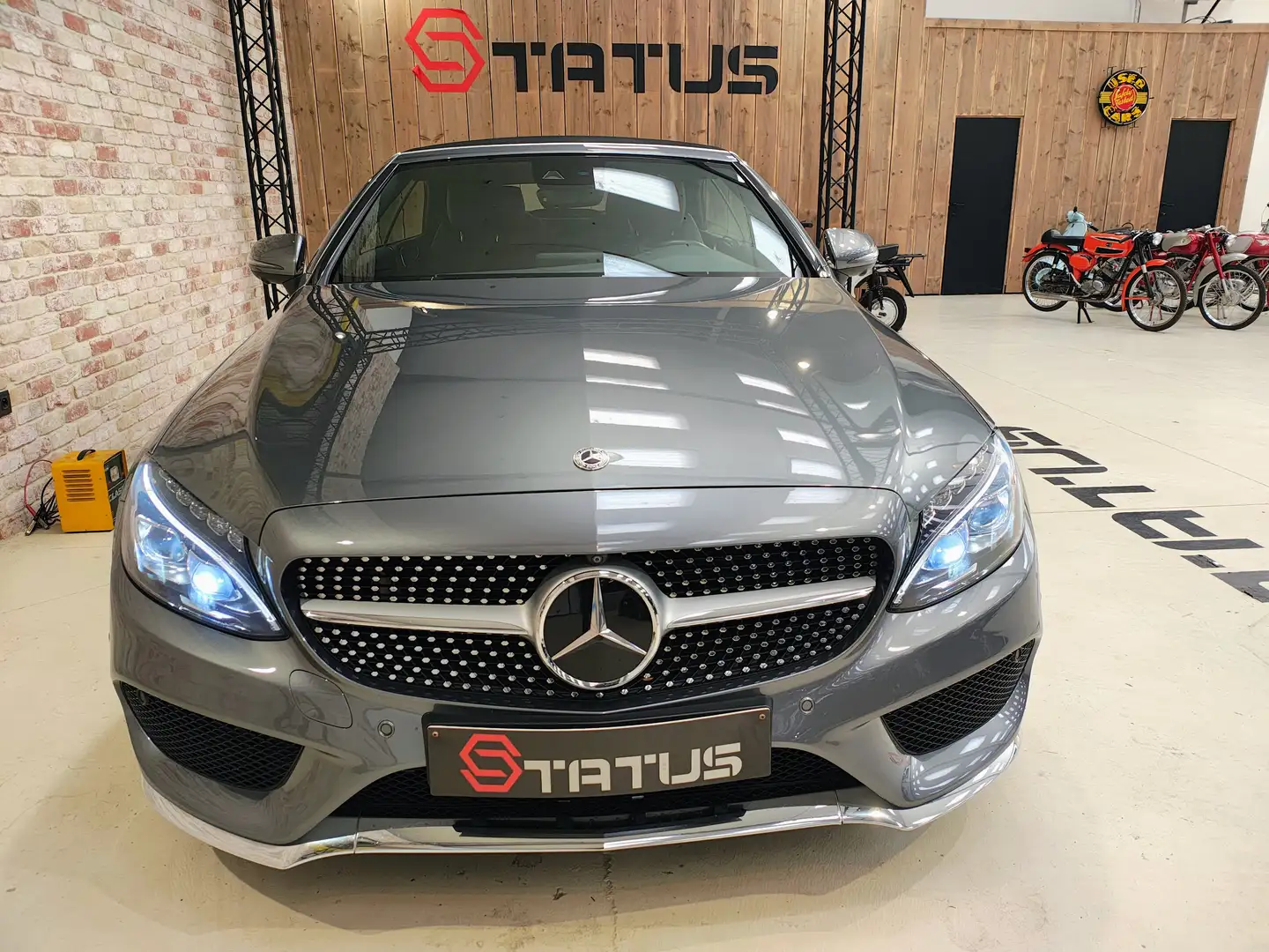 Mercedes-Benz C 180 PACK AMG. 26500KM. AIR SCARF. Grijs - 2