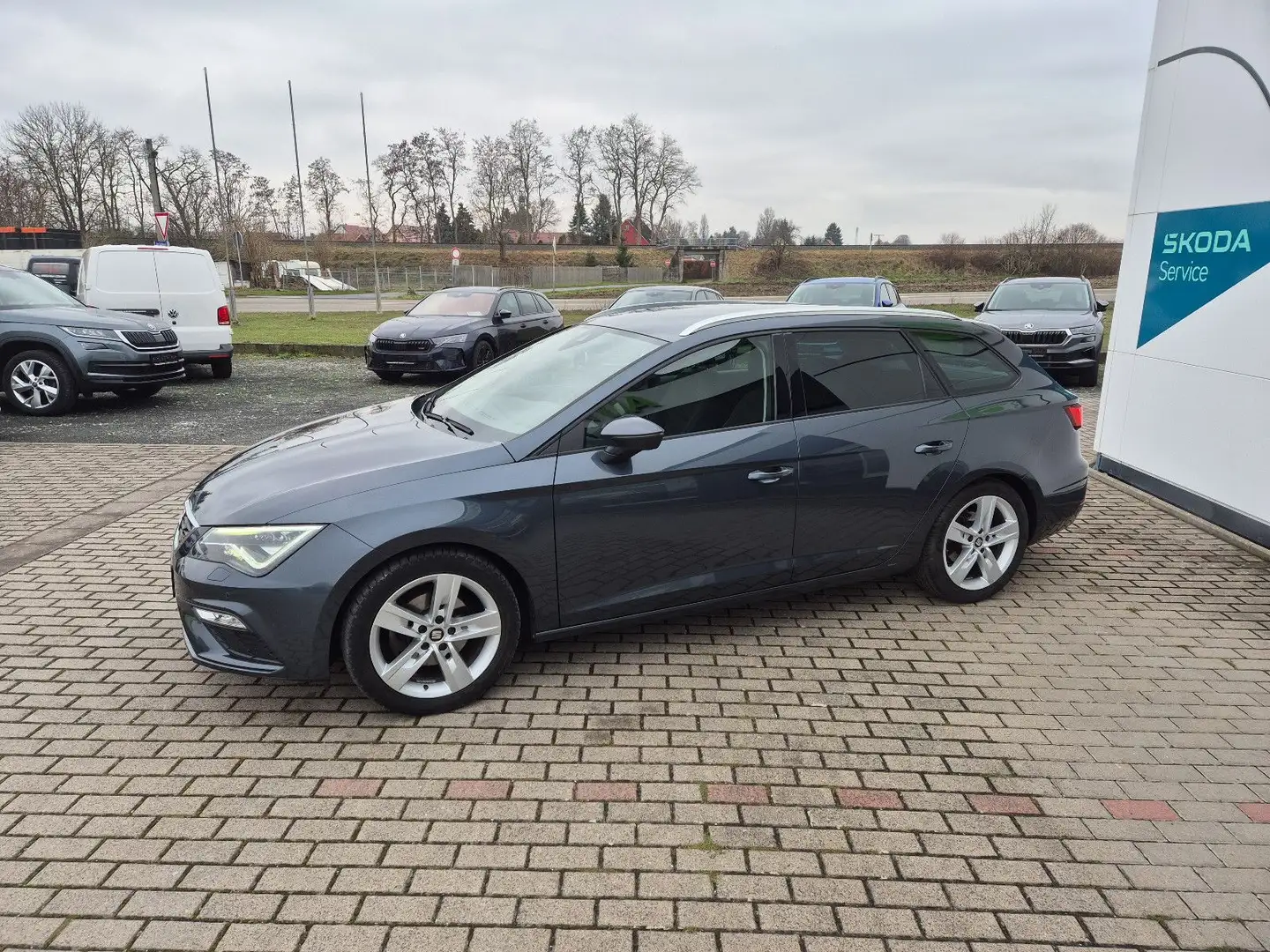 SEAT Leon ST FR Black Matt Edition Navi Kessy DSG Grau - 2