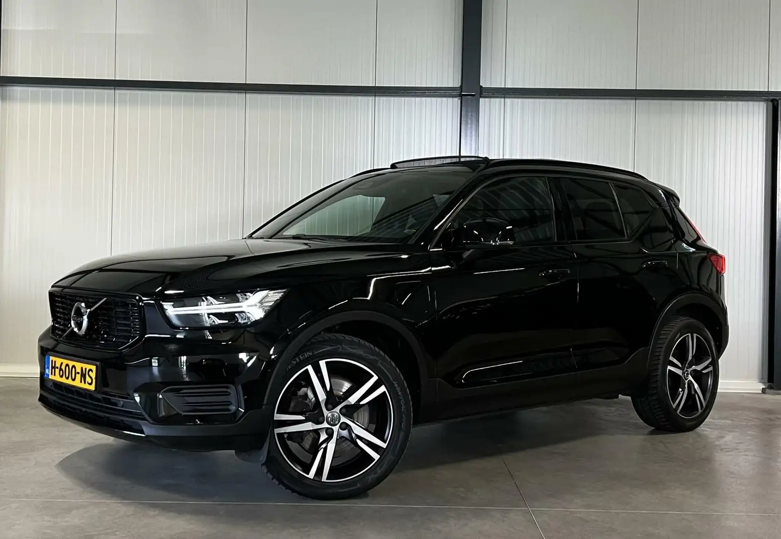 Volvo XC40 1.5 T5 Twin Engine R-Design Pano Trekhaak Camera Zwart - 1