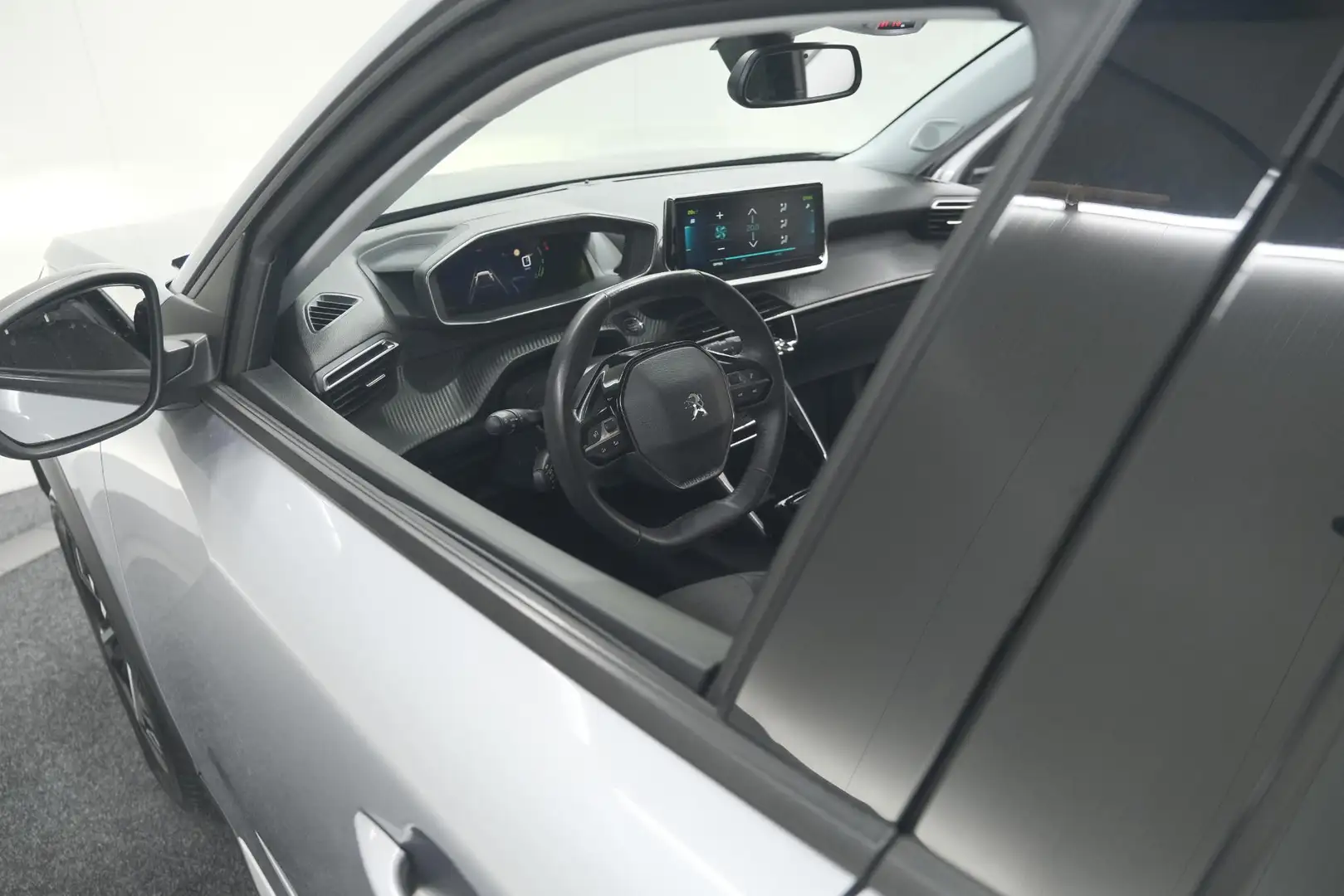 Peugeot e-2008 EV Allure Pack 50 kWh | 3 Fase Laadfunctie | Camer Grijs - 2