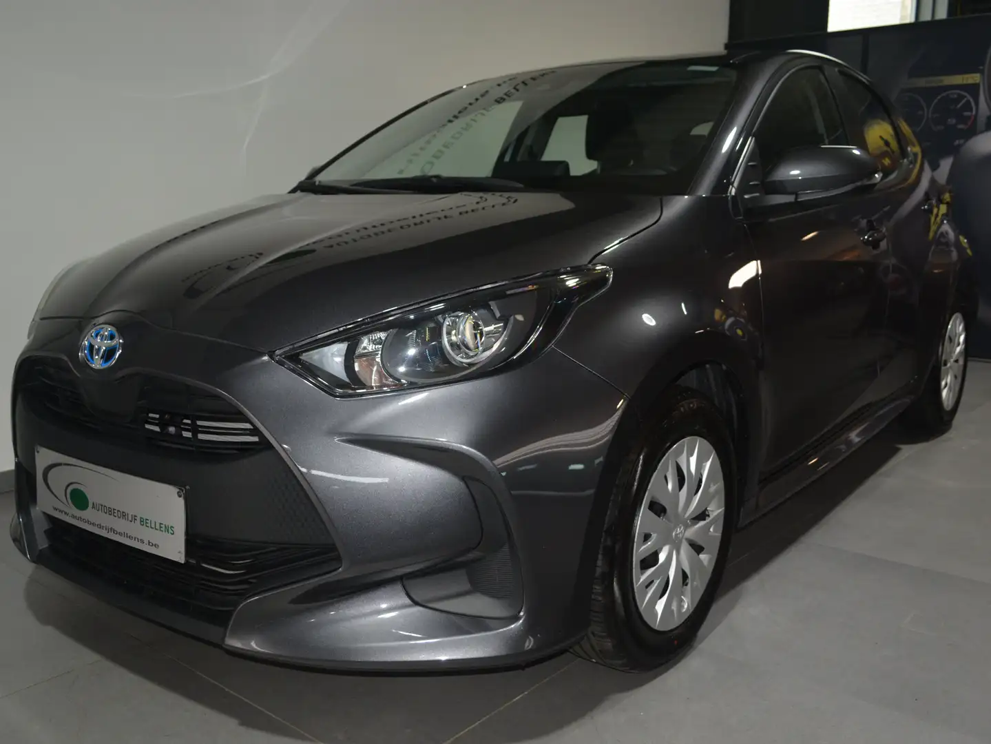 Toyota Yaris 1.5i VVT-i Hybrid E-CVT / NAVI + CAM / 8.833 KM Grijs - 2