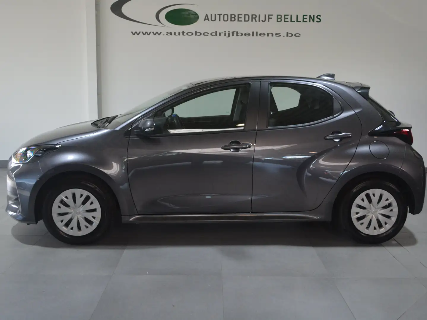 Toyota Yaris 1.5i VVT-i Hybrid E-CVT / NAVI + CAM / 8.833 KM Grijs - 1