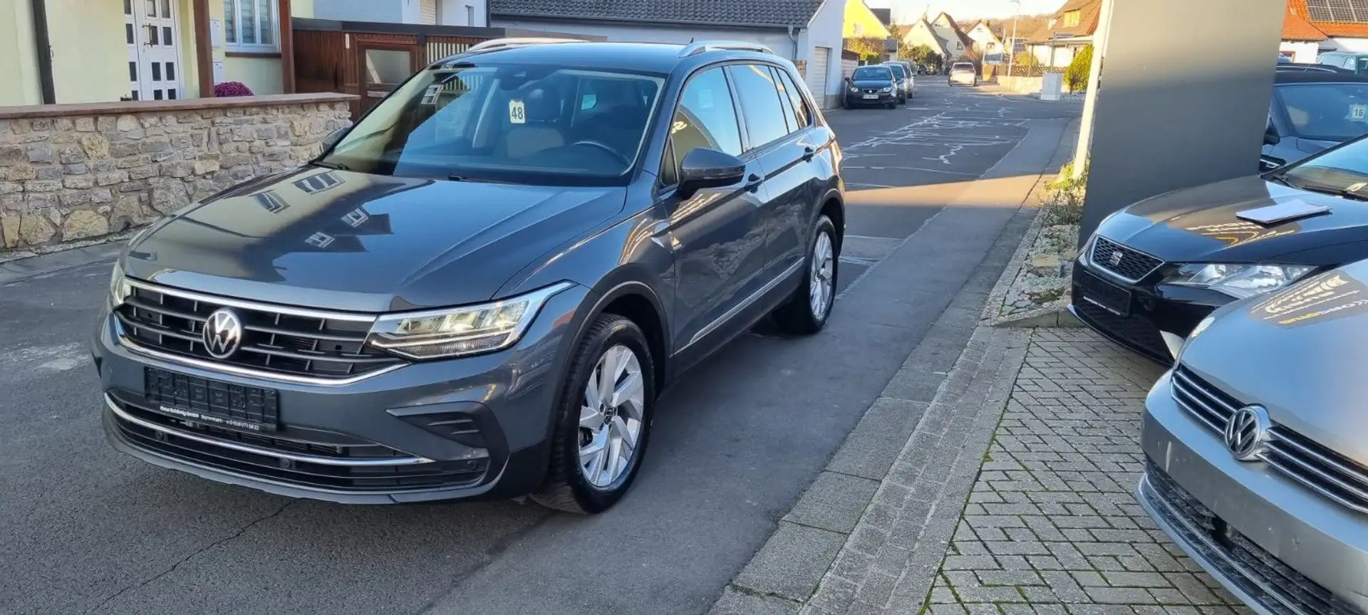 Volkswagen Tiguan 2.0 TDI DSG Life 4Motion AHK schwenkbar Grau - 1
