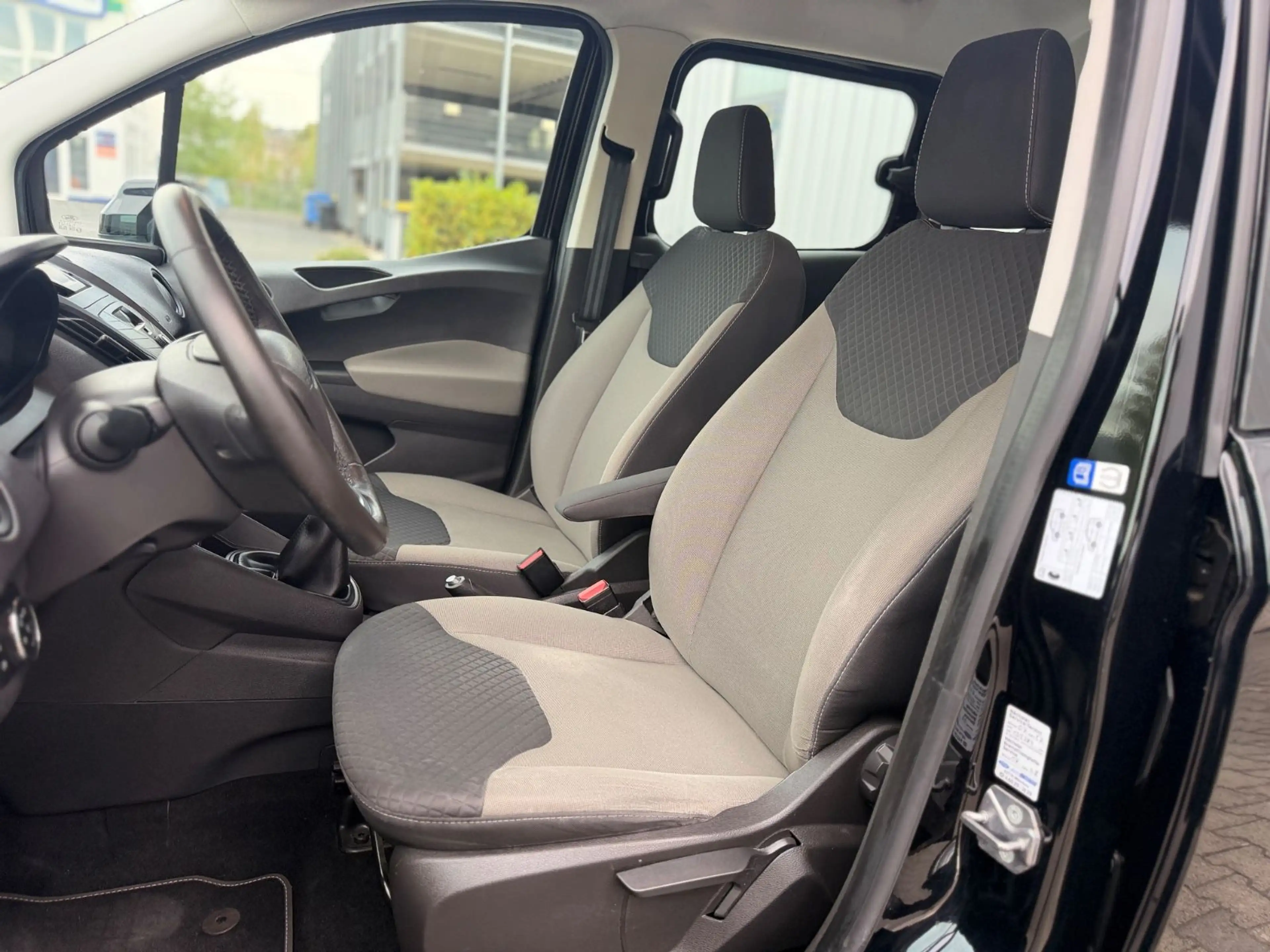 Ford Tourneo Courier 5-Sitzer — photo 15