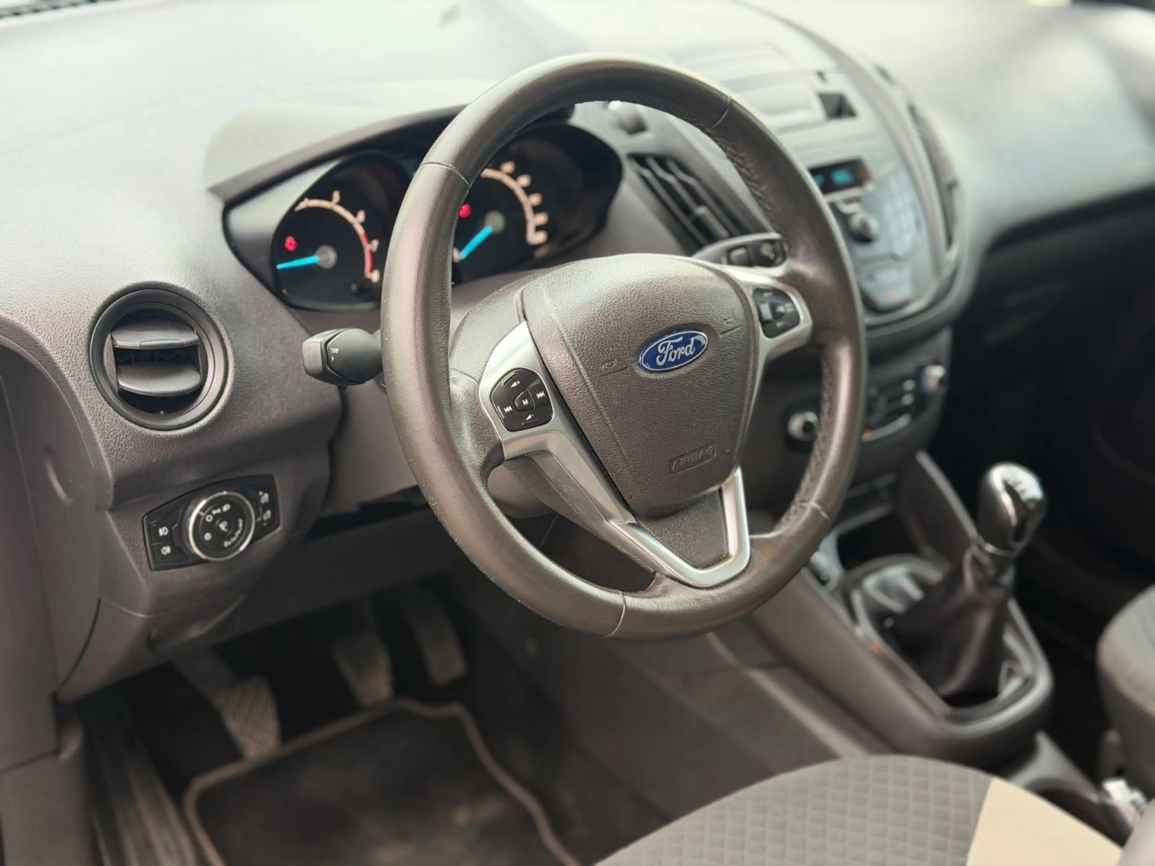 Ford Tourneo Courier 5-Sitzer — photo 3