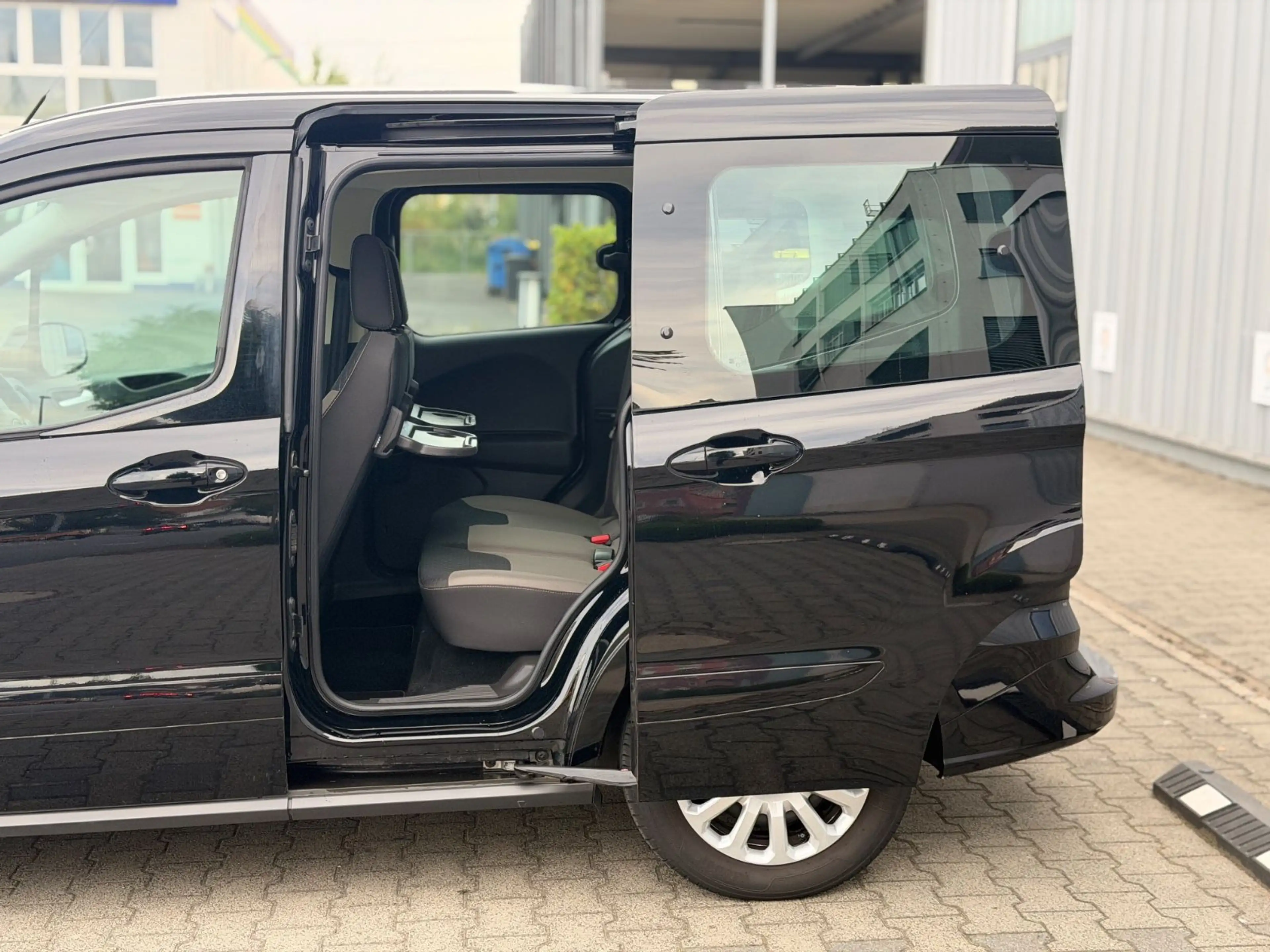 Ford Tourneo Courier 5-Sitzer — photo 14