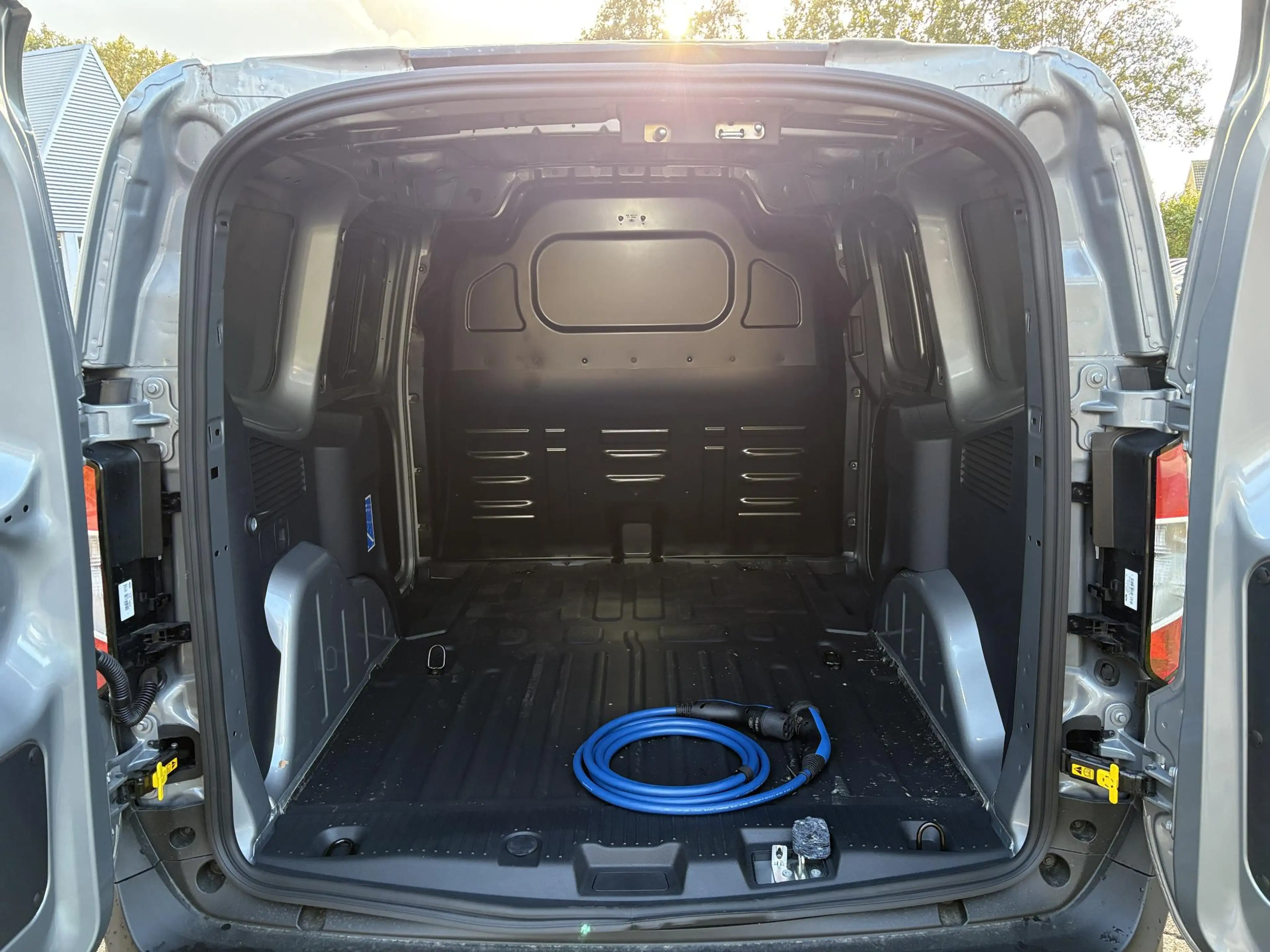 Ford Transit Courier E-Transit Limited 44 kWh 136pk | Adaptive cruise c — photo 10