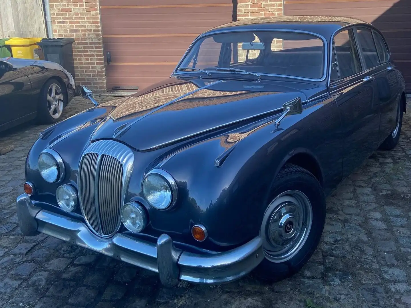 Jaguar Daimler V8-250 Saloon Синій - 1