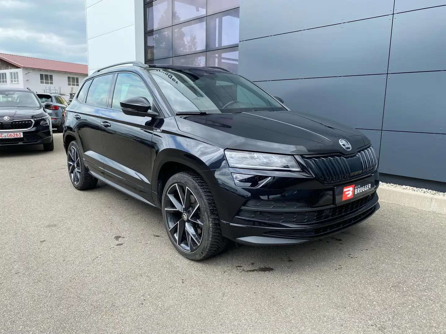 Skoda Karoq 2.0 TSI DSG Sportline 4x4 AHK NAVI PANO Zwart - 2