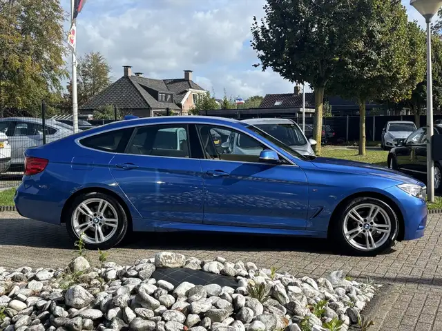 BMW 3 Series view 4