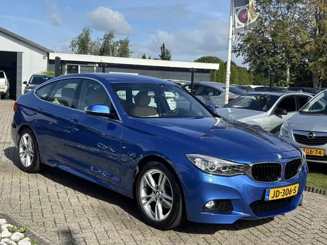 BMW 3 Series view 3