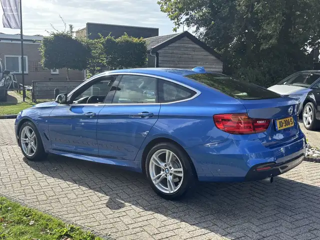 BMW 3 Series view 6