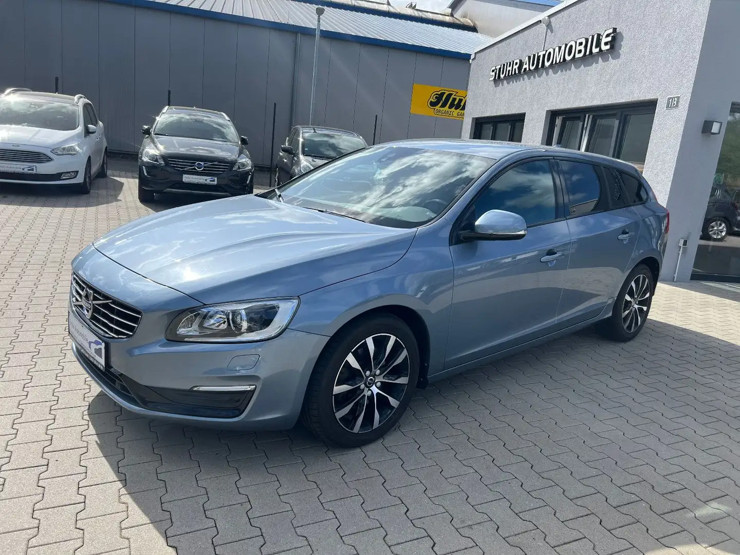 Volvo V60 Kombi Linje Svart 2.0 Aut. AHK Leder SHZ LED Gris - 1