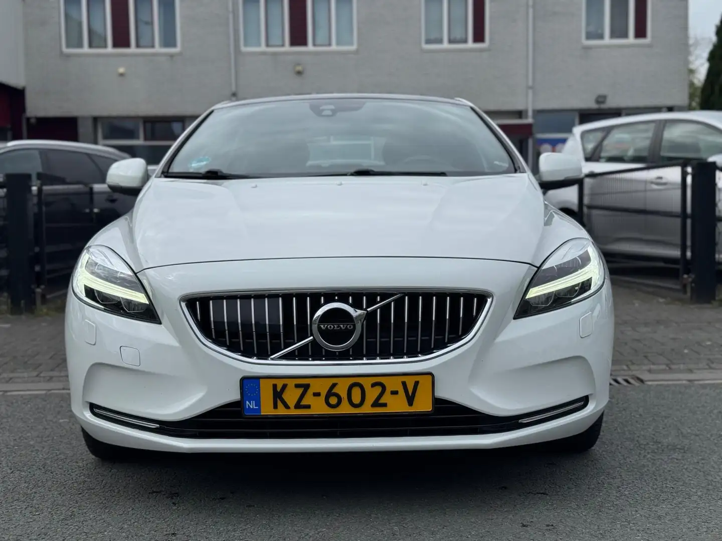 Volvo V40 2.0 D3 Momentum Blanc - 2