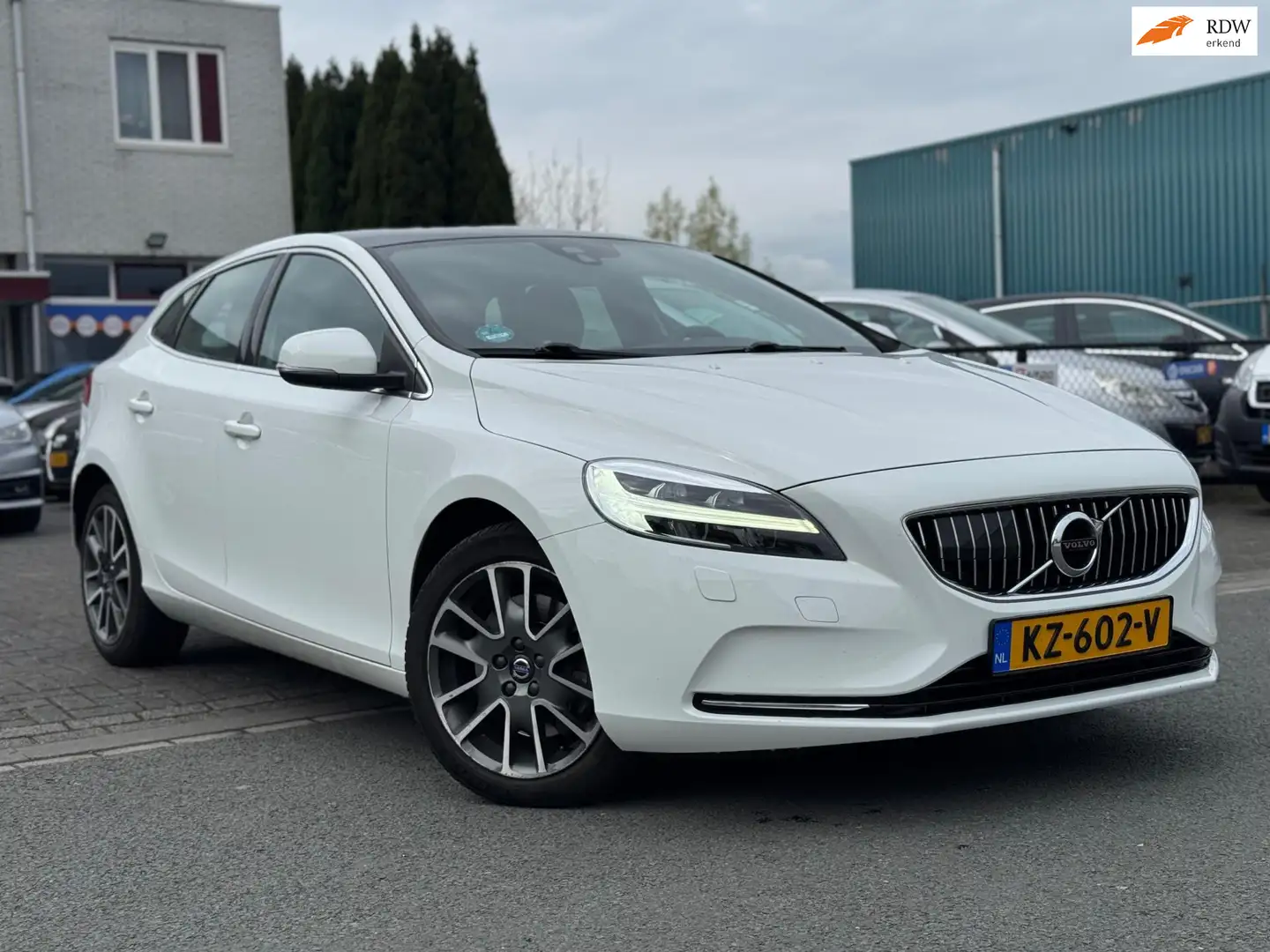 Volvo V40 2.0 D3 Momentum Blanc - 1