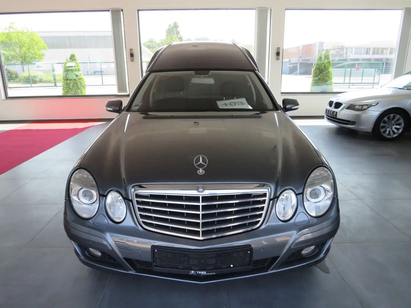 Mercedes-Benz E 220 BINZ Bestattungswagen / Leichenwagen Grau - 2