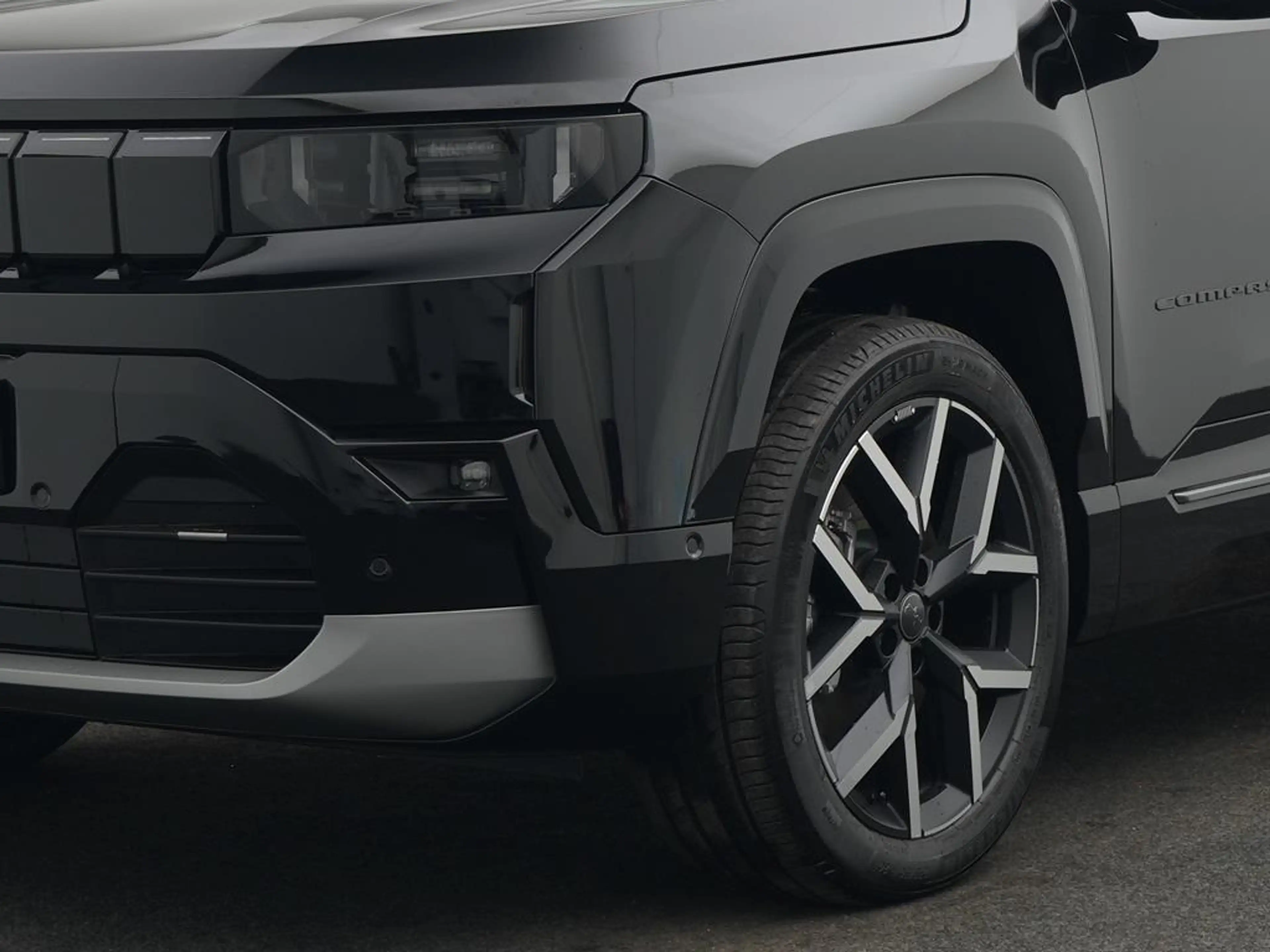 Jeep Compass Elektro Summit — photo 10