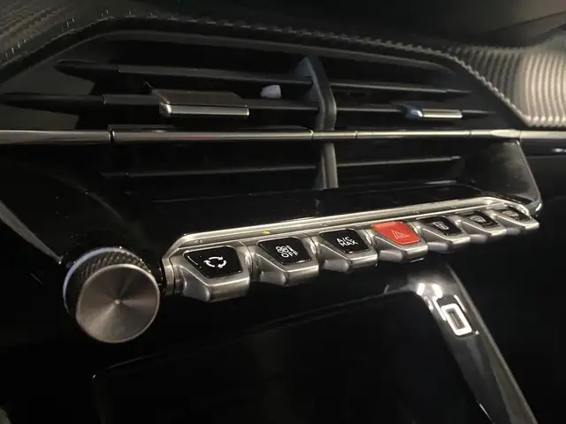 Peugeot 208 view 11