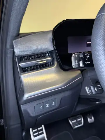 Audi Q3 view 13
