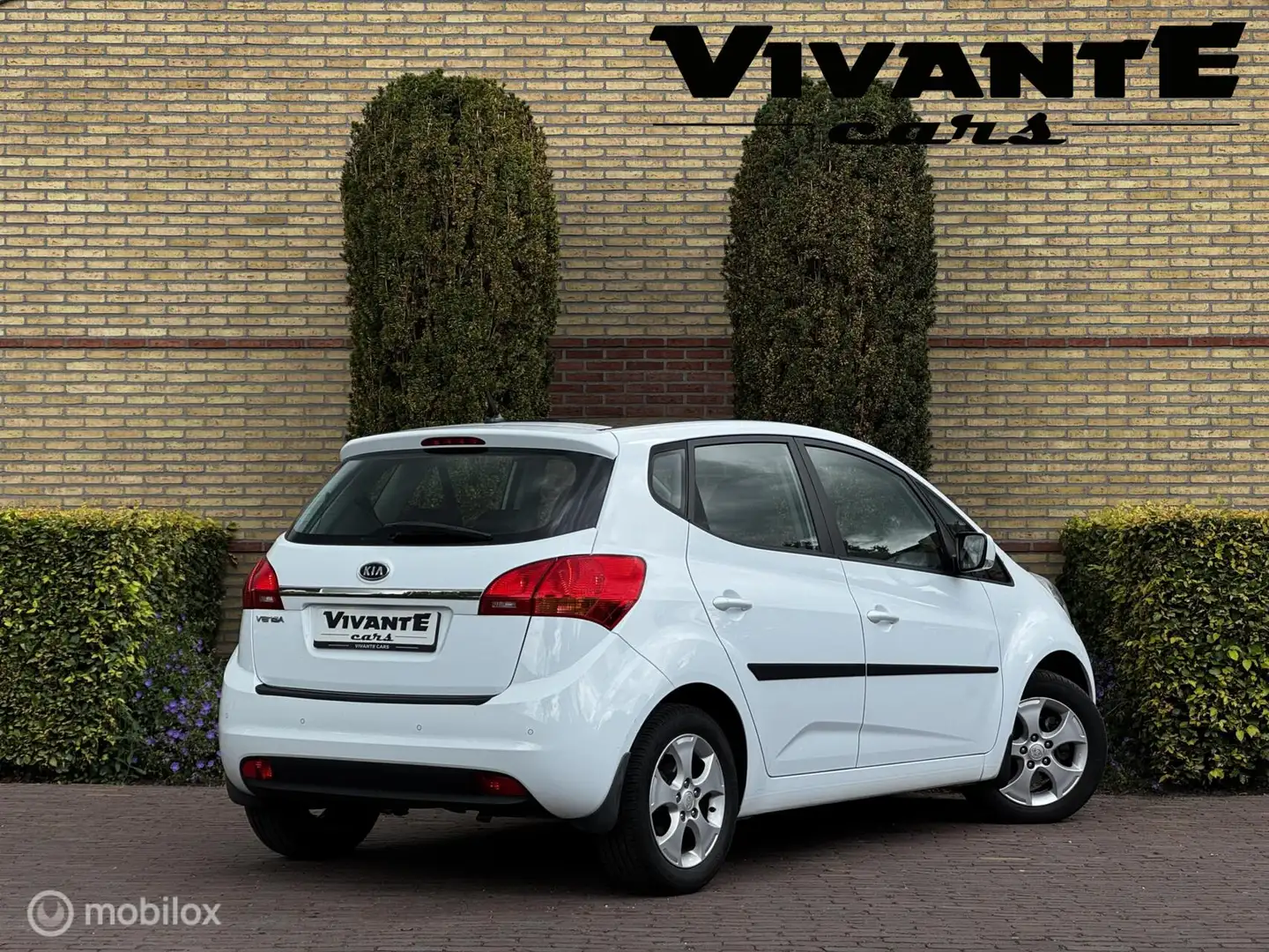 Kia Venga 1.6 CVVT X-ecutive AUT. Pano*Cruise*Dealer O.H. Wit - 2