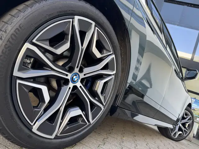 BMW Ix view 4