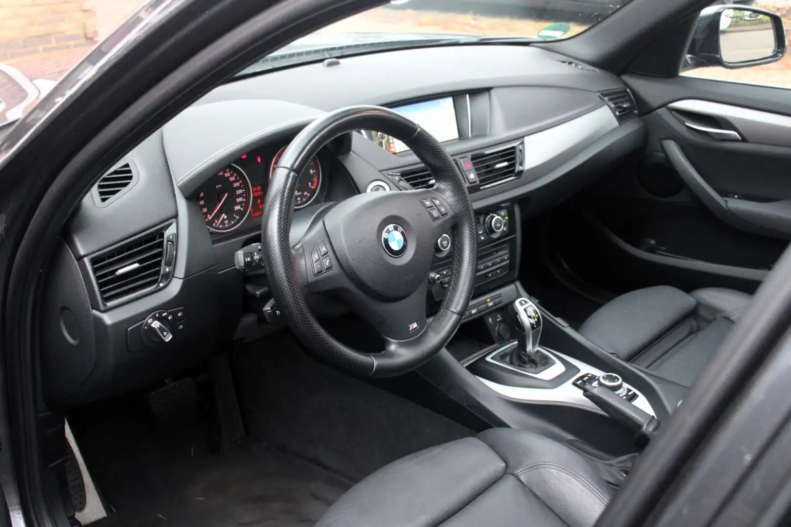 BMW X1 SDrive20i High Executive - PANORAMADAK, AUTOMAAT, Grau - 2
