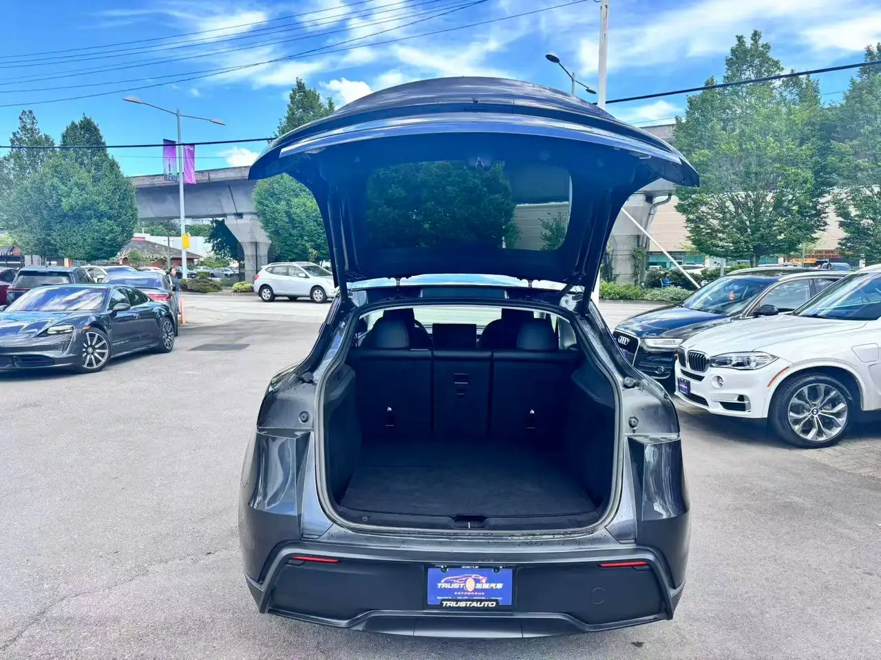 Tesla Model Y снимка Tesla Model Y
