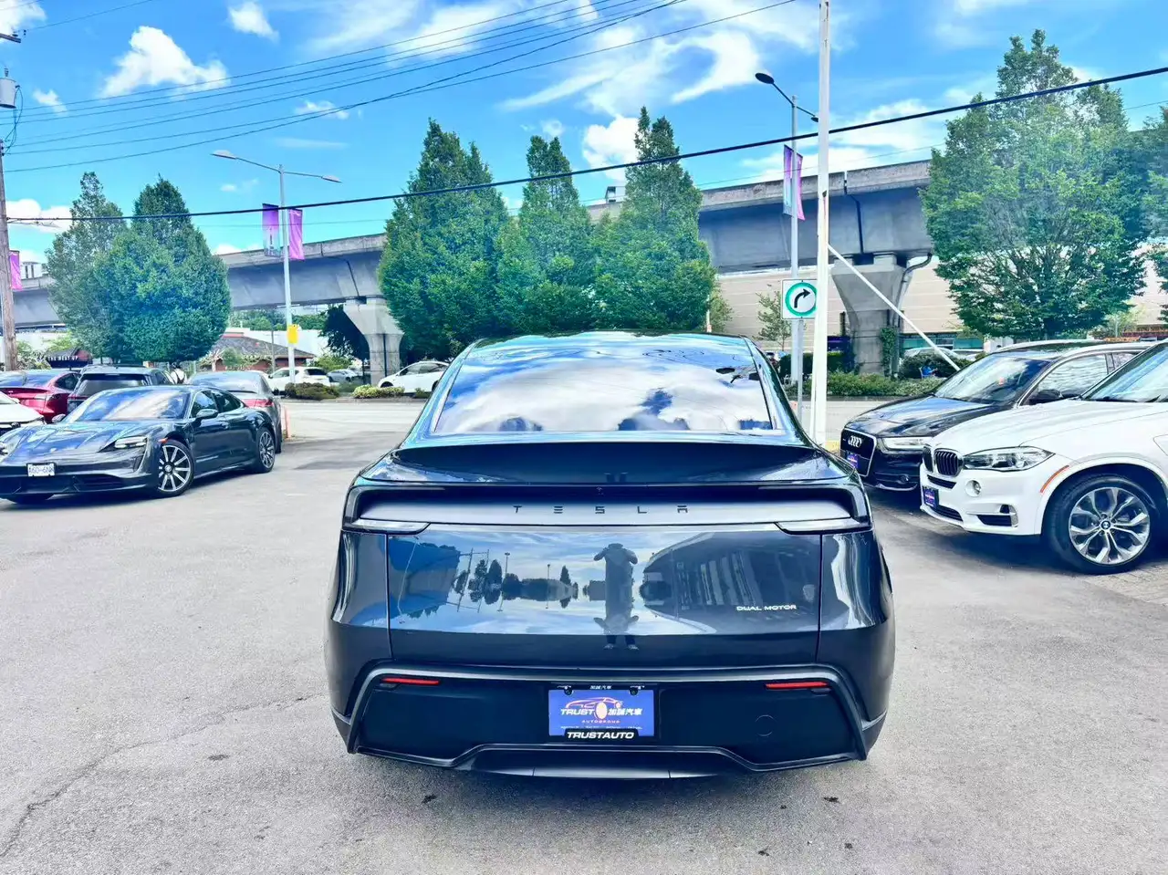 Tesla Model Y снимка Tesla Model Y
