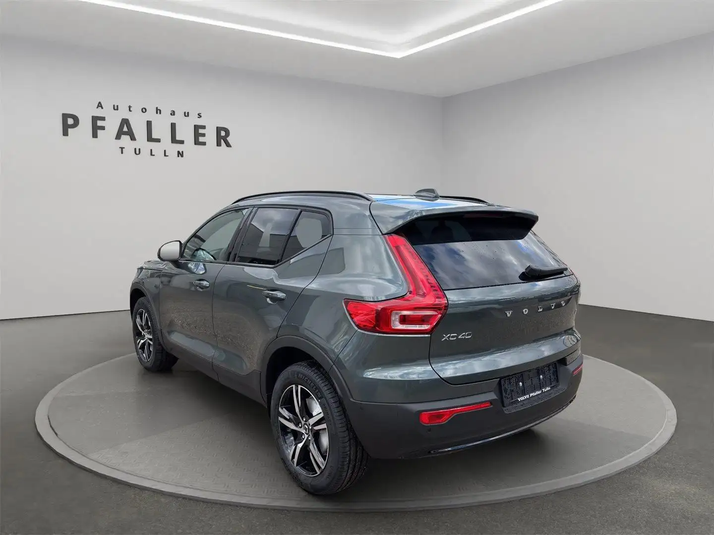 Volvo XC40 B3 Plus Dark 4LIFE - 2