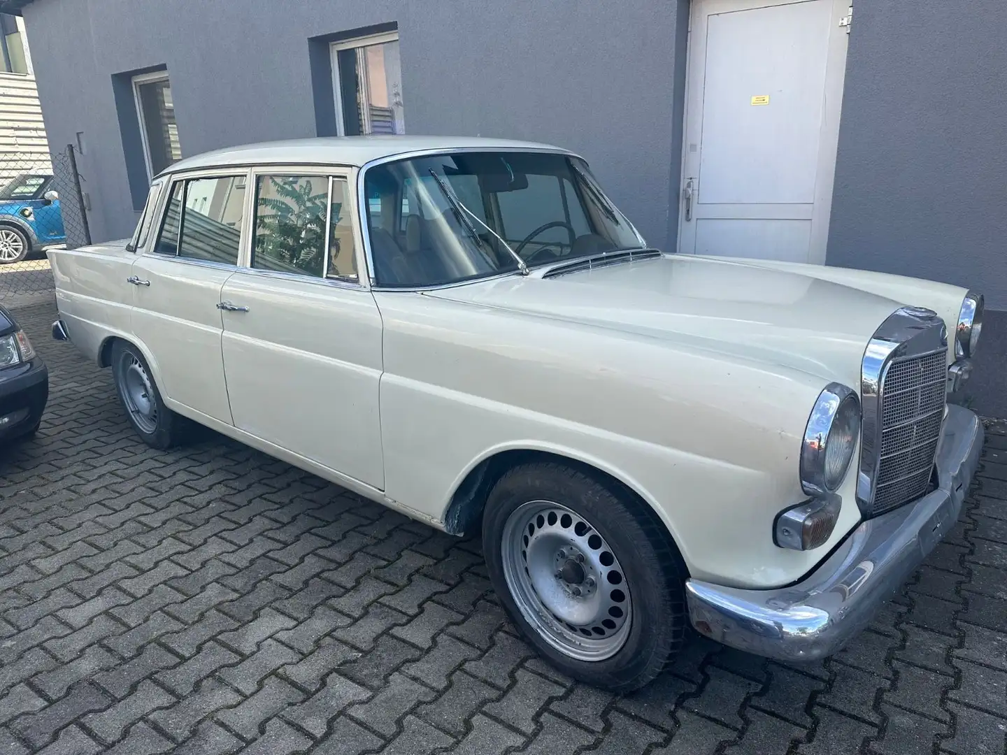 Mercedes-Benz 200 D Heckflosse Alb - 1