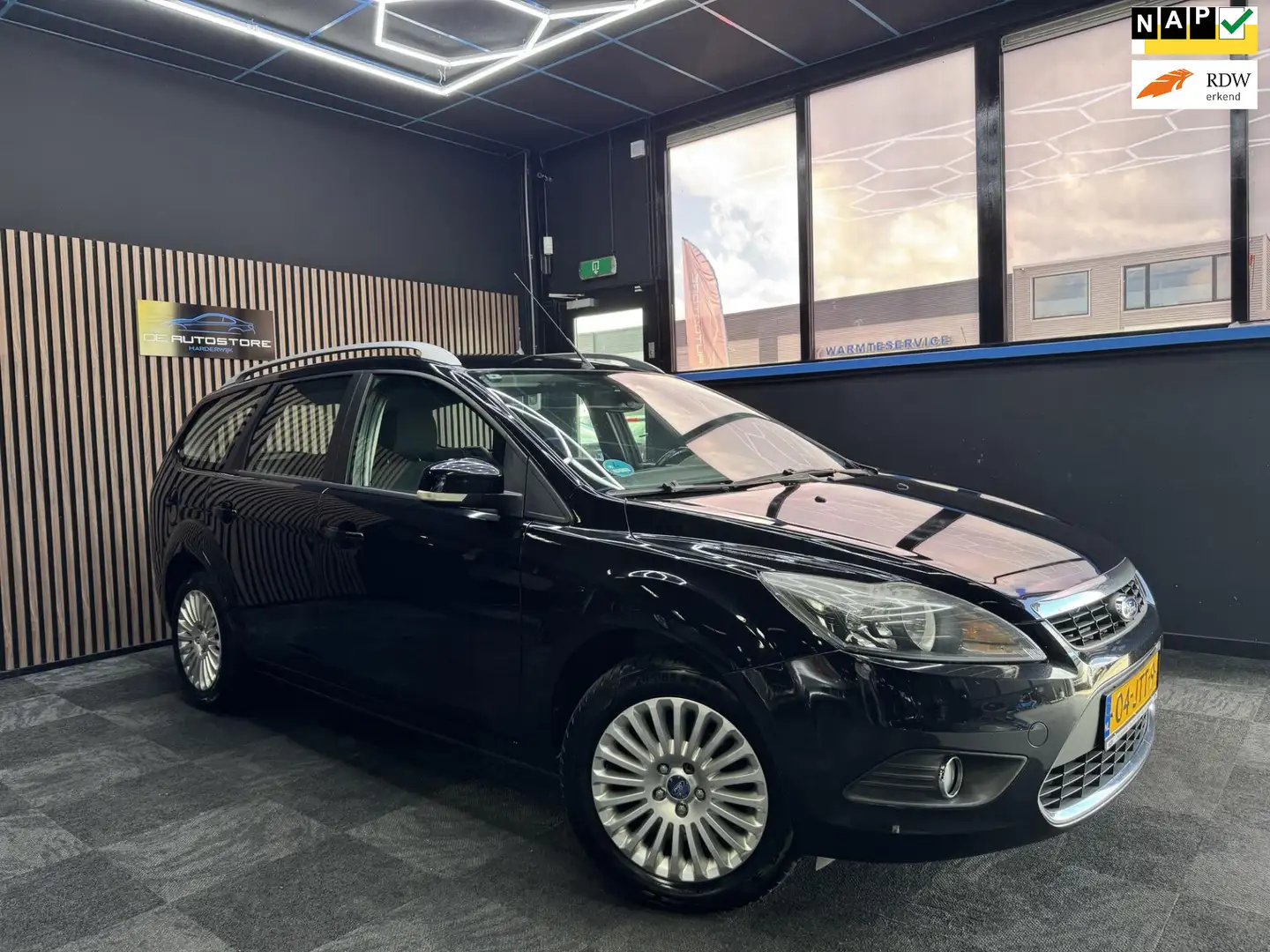 Ford Focus Wagon 1.8 Titanium Airco Navi Cruise pdc Zeer nett Zwart - 1