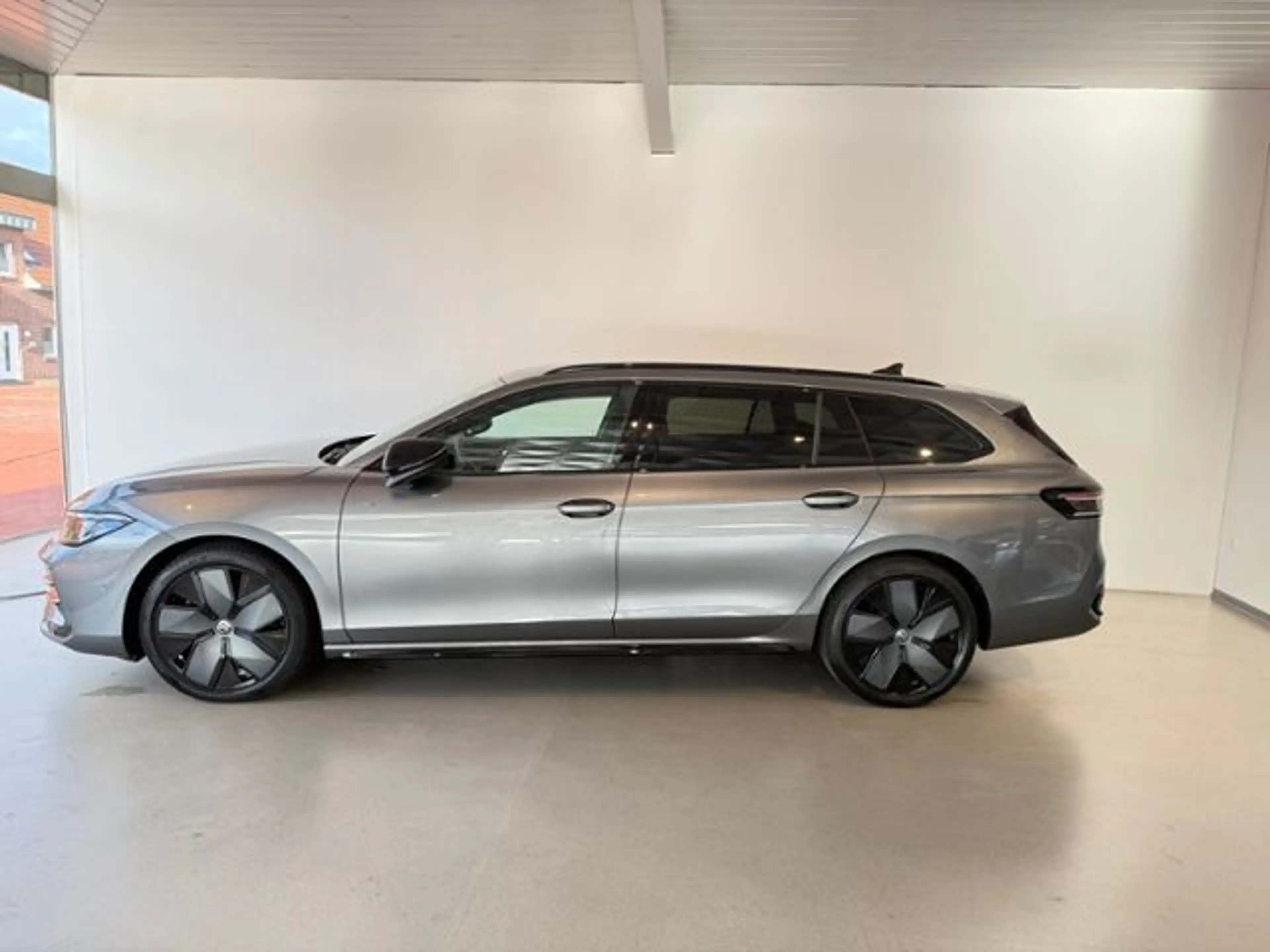 Volkswagen Passat Variant 2.0 TDI 4Motion R-Line | AHK | IQ — photo 4
