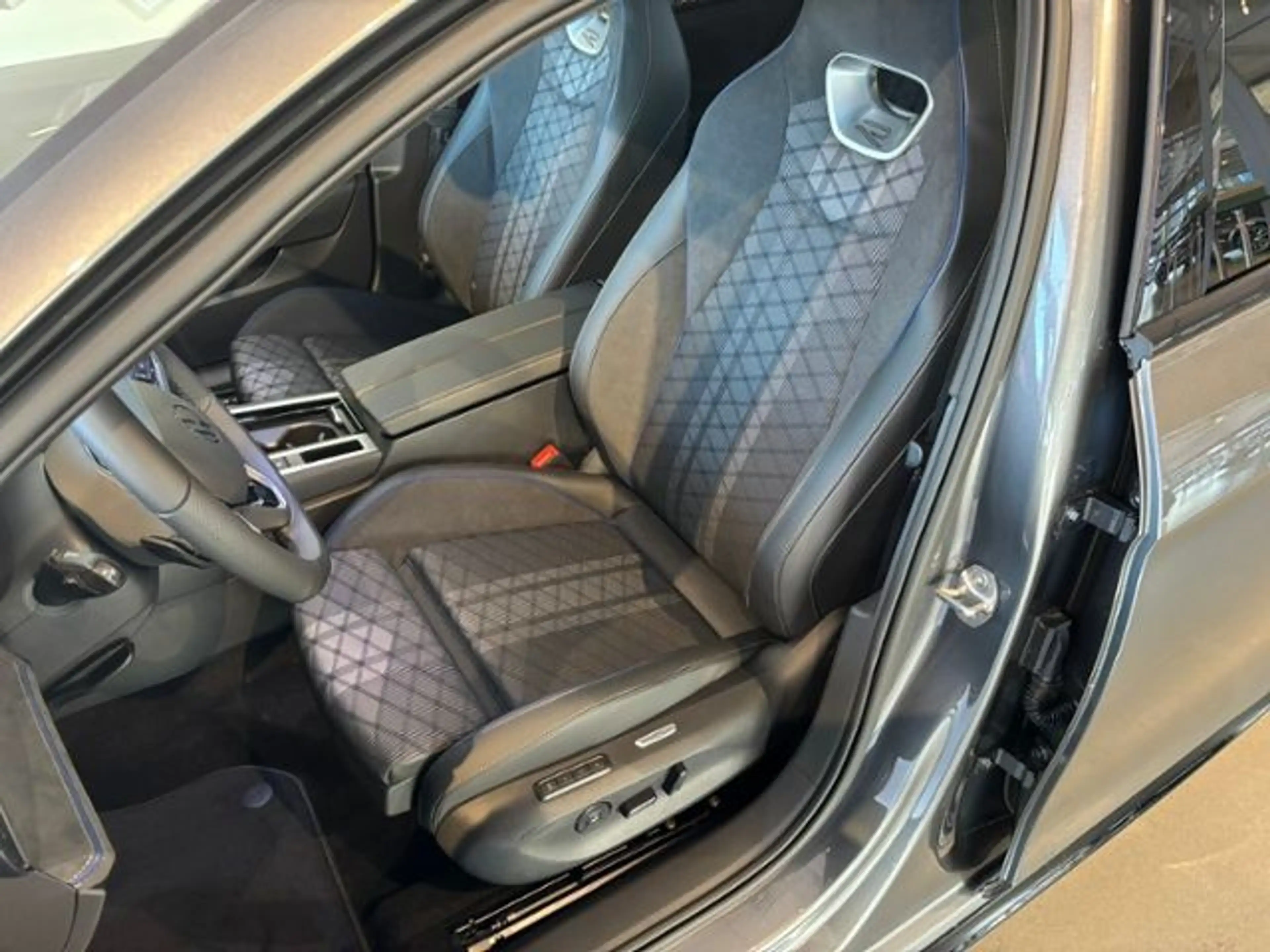 Volkswagen Passat Variant 2.0 TDI 4Motion R-Line | AHK | IQ — photo 10